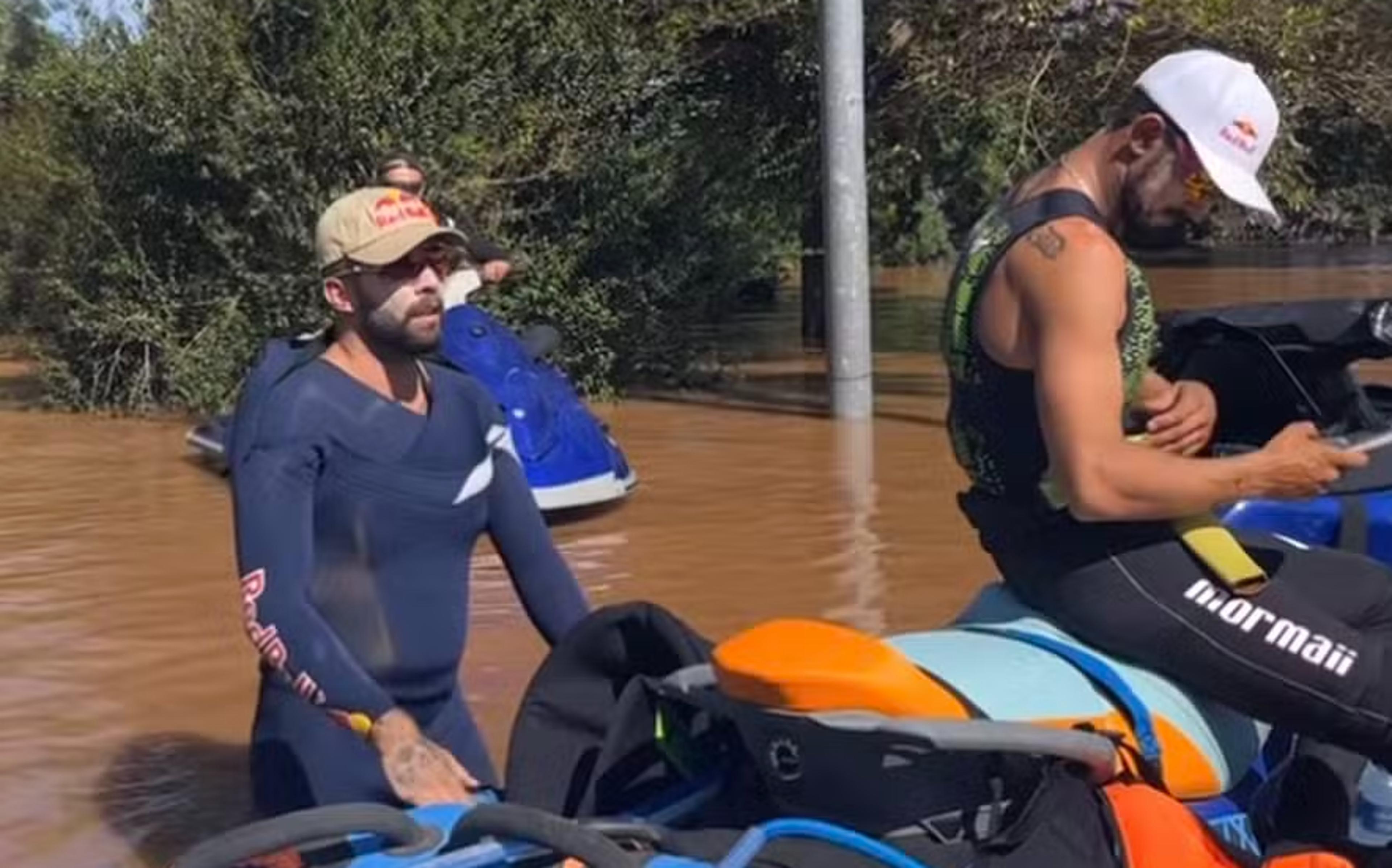 Pedro Scooby e pilotos de jet ski chegam ao RS para ajudar no resgate às vítimas de enchentes