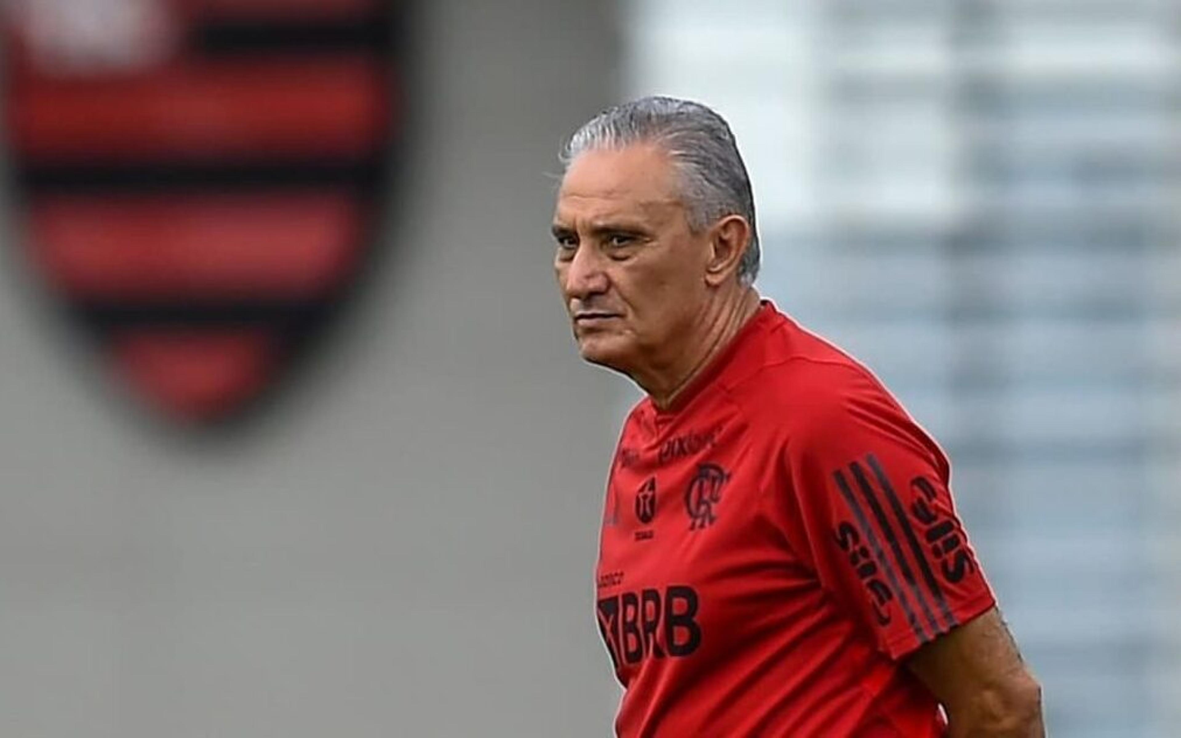 Torcedores do Flamengo realizam protesto no Ninho do Urubu e pedem a saída de Tite