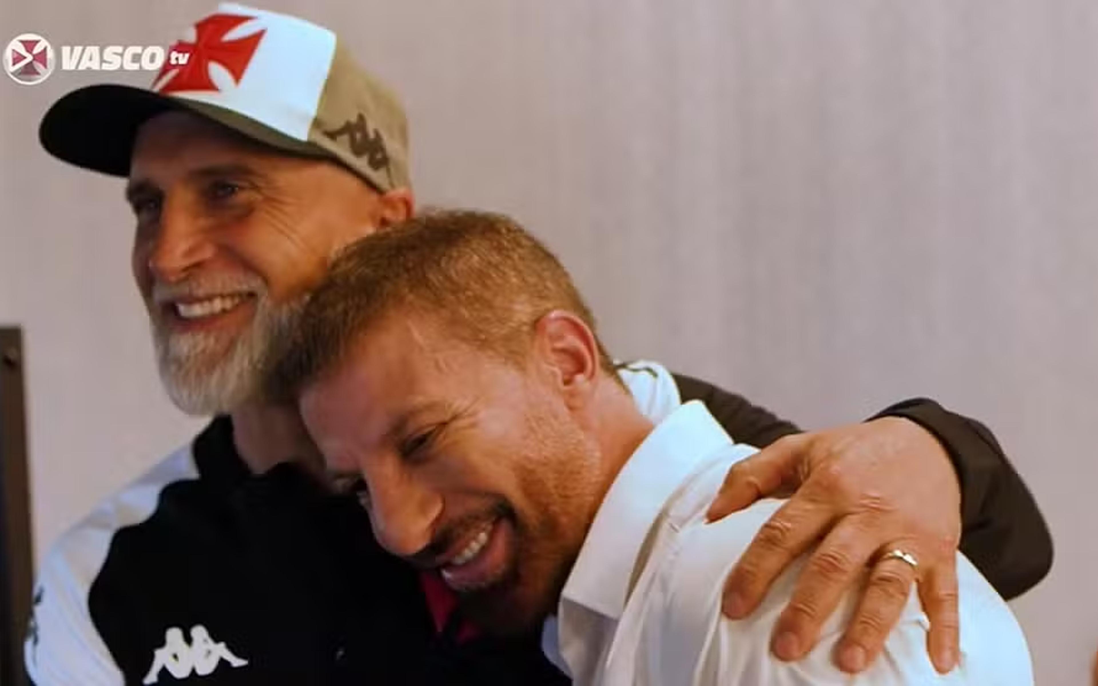 Pedrinho visita CT do Vasco e conversa com jogadores