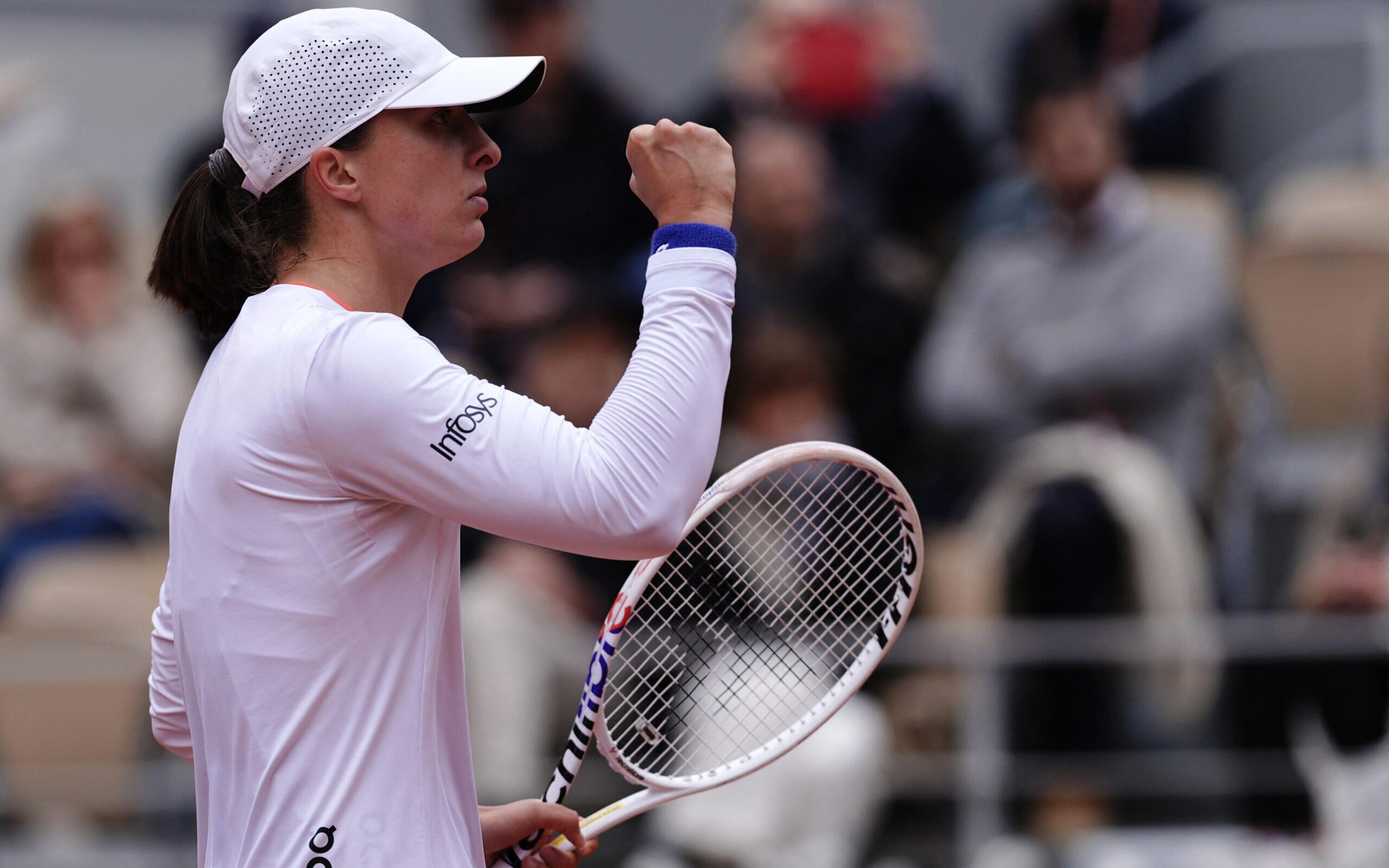 Impecável, Swiatek dá bicicleta e vai às quartas em Roland Garros