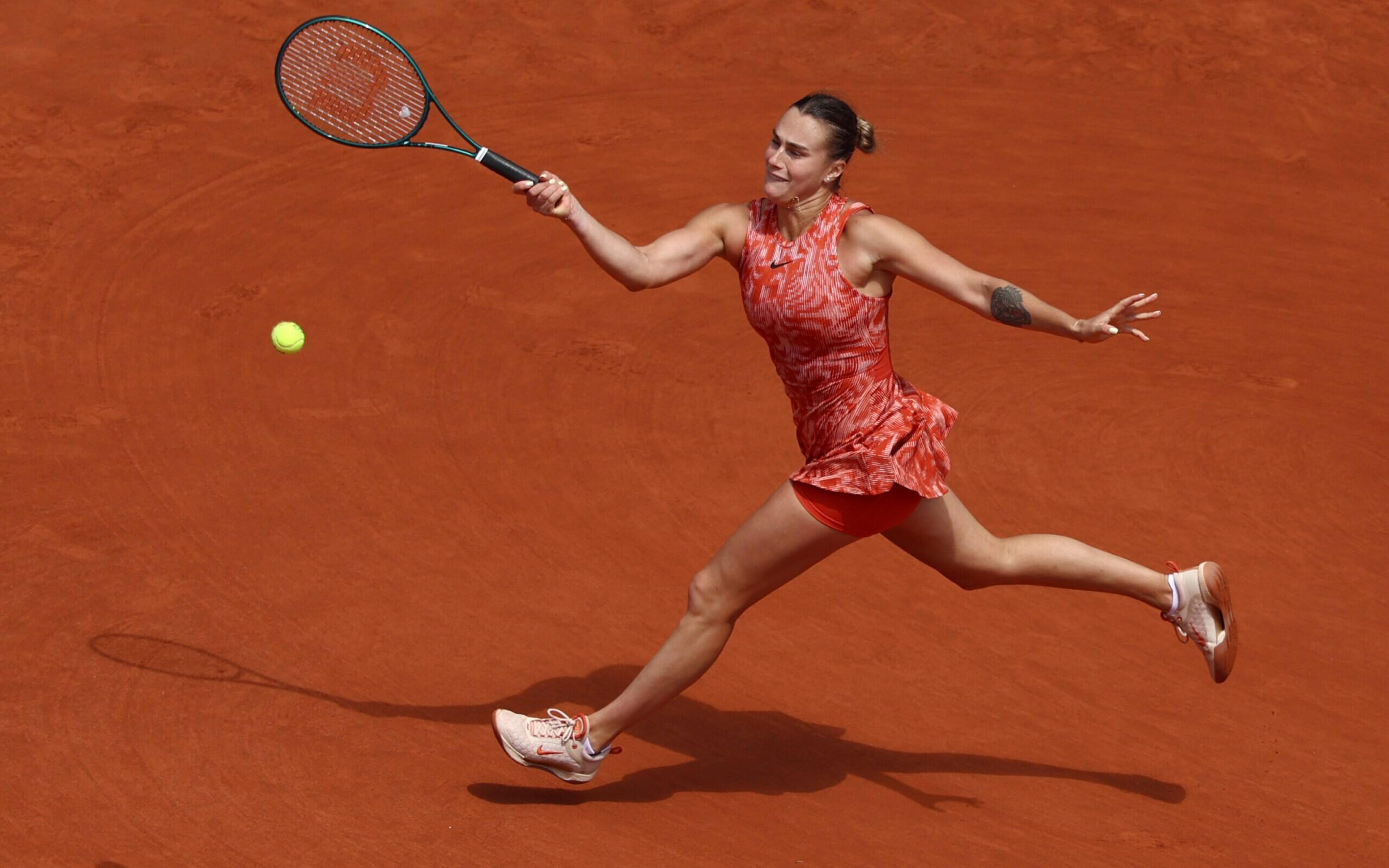 Sabalenka pega fogo, se vinga e vai às quartas de Roland Garros; Rybakina também arrasa