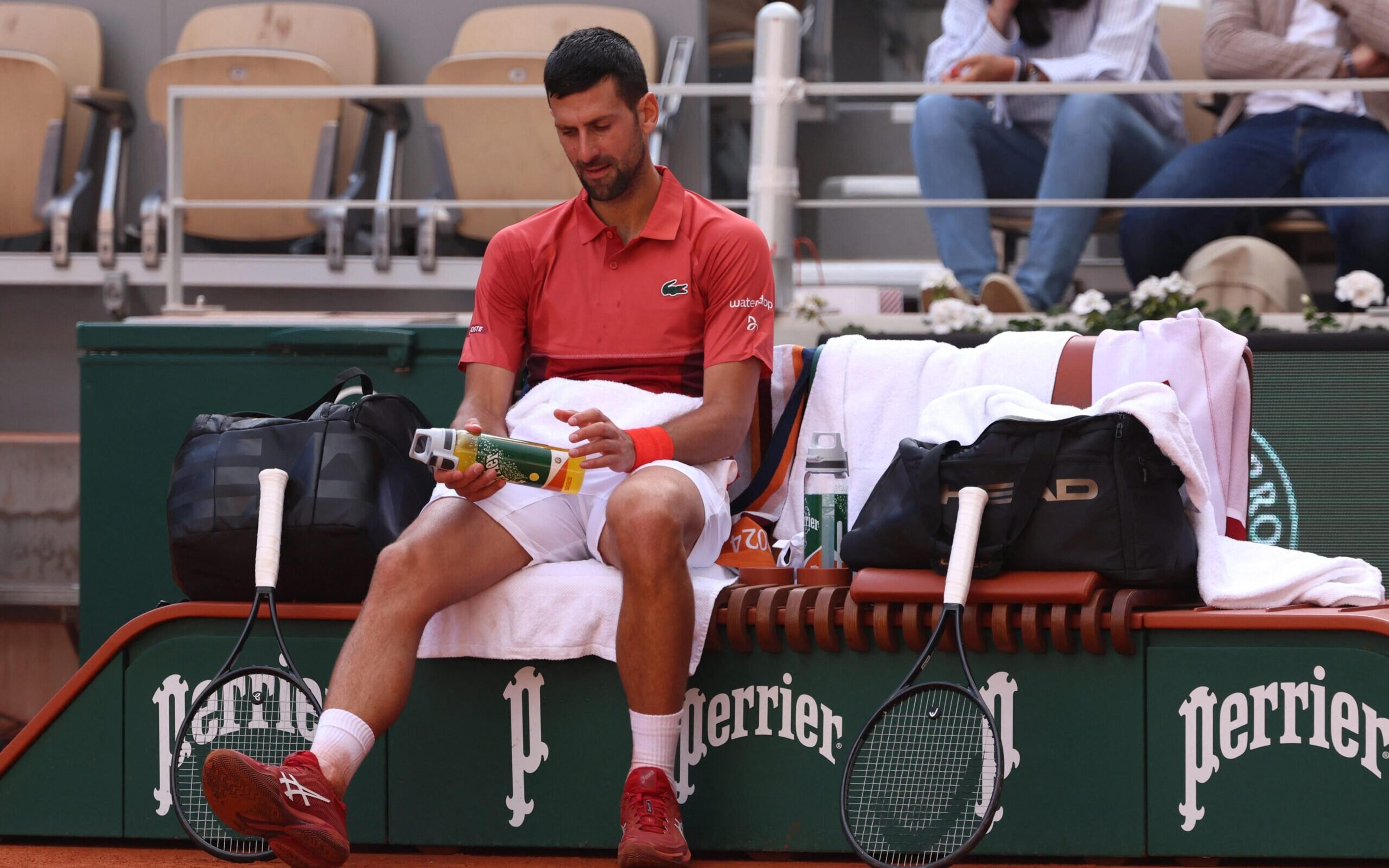 Djokovic desiste de Roland Garros por lesão e perderá o Nº 1