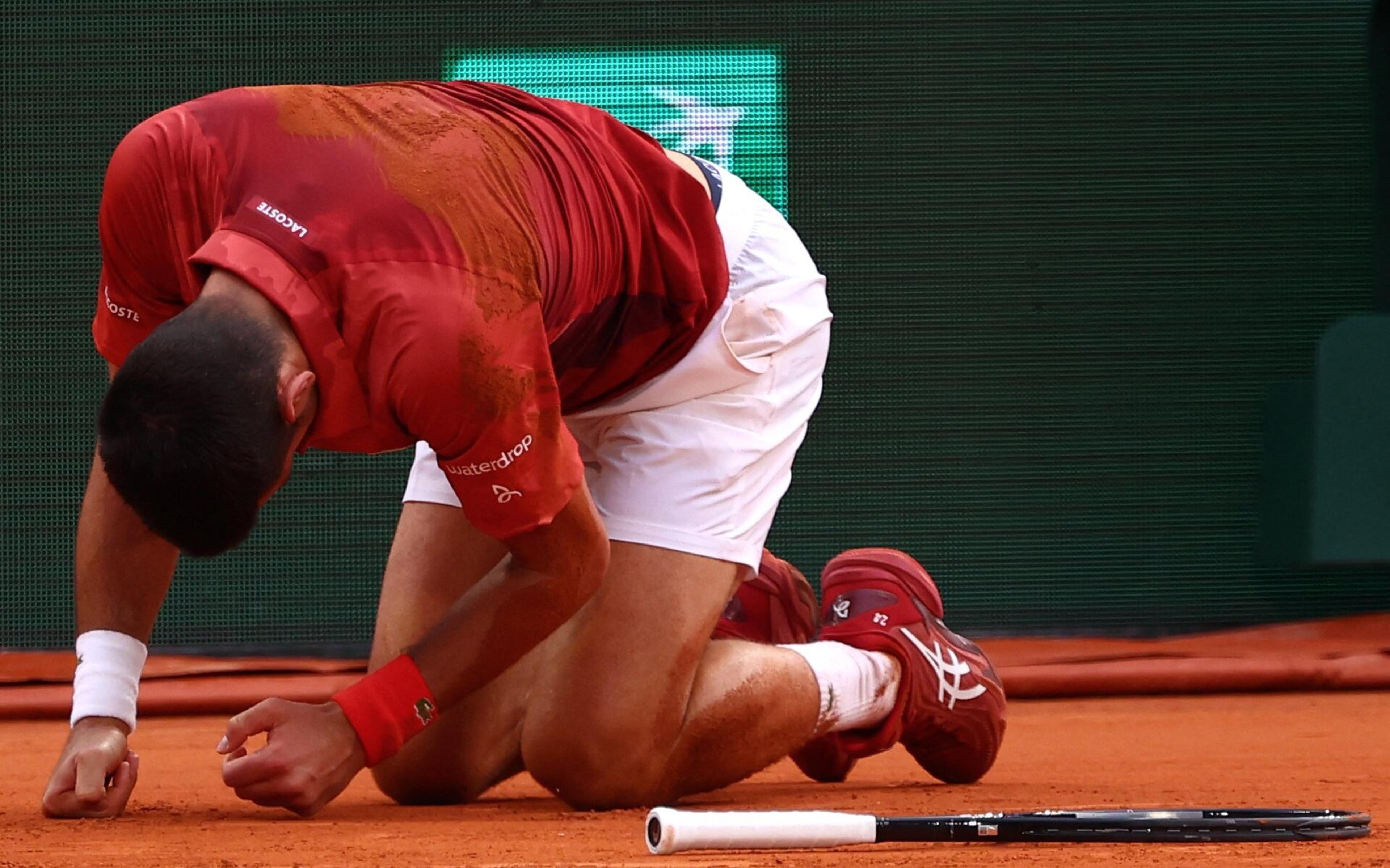 Entenda a lesão que tirou Djokovic de Roland Garros e também pode tirá-lo das Olimpíadas