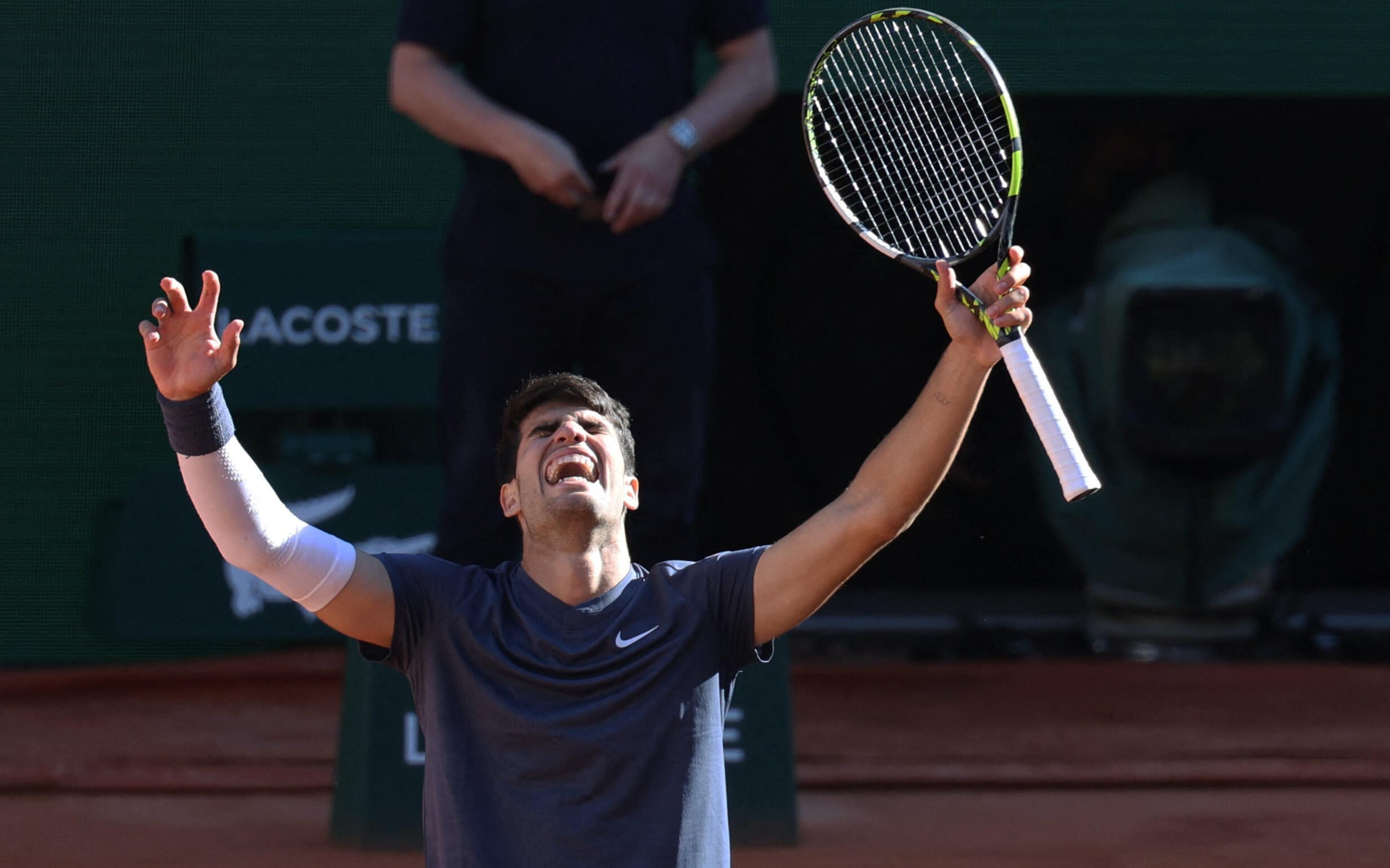 Alcaraz carimba Nº1 de Sinner e vai à final de Roland Garros após batalha de 4h