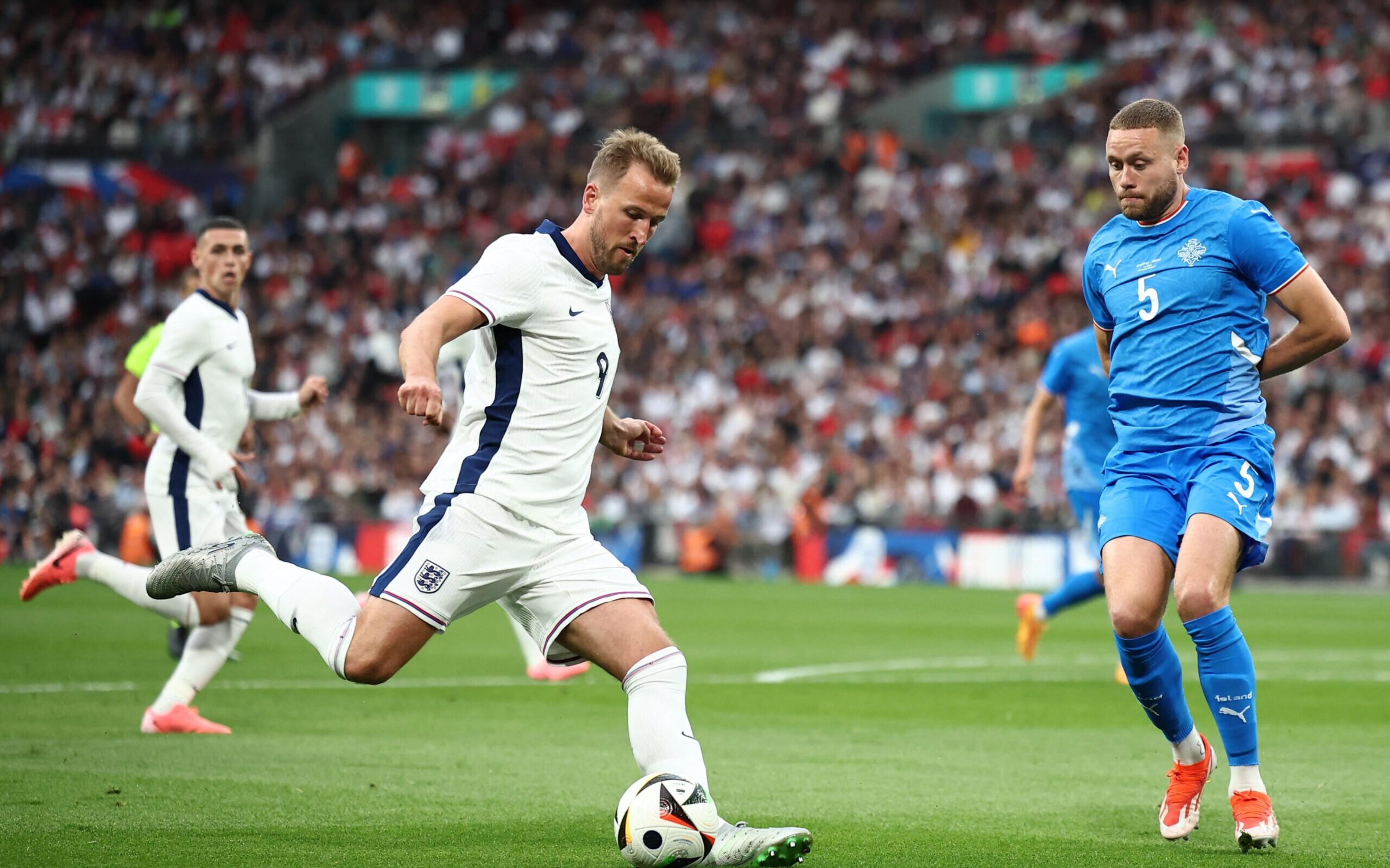 Inglaterra decepciona em Wembley e é derrotada por seleção que está fora da Eurocopa