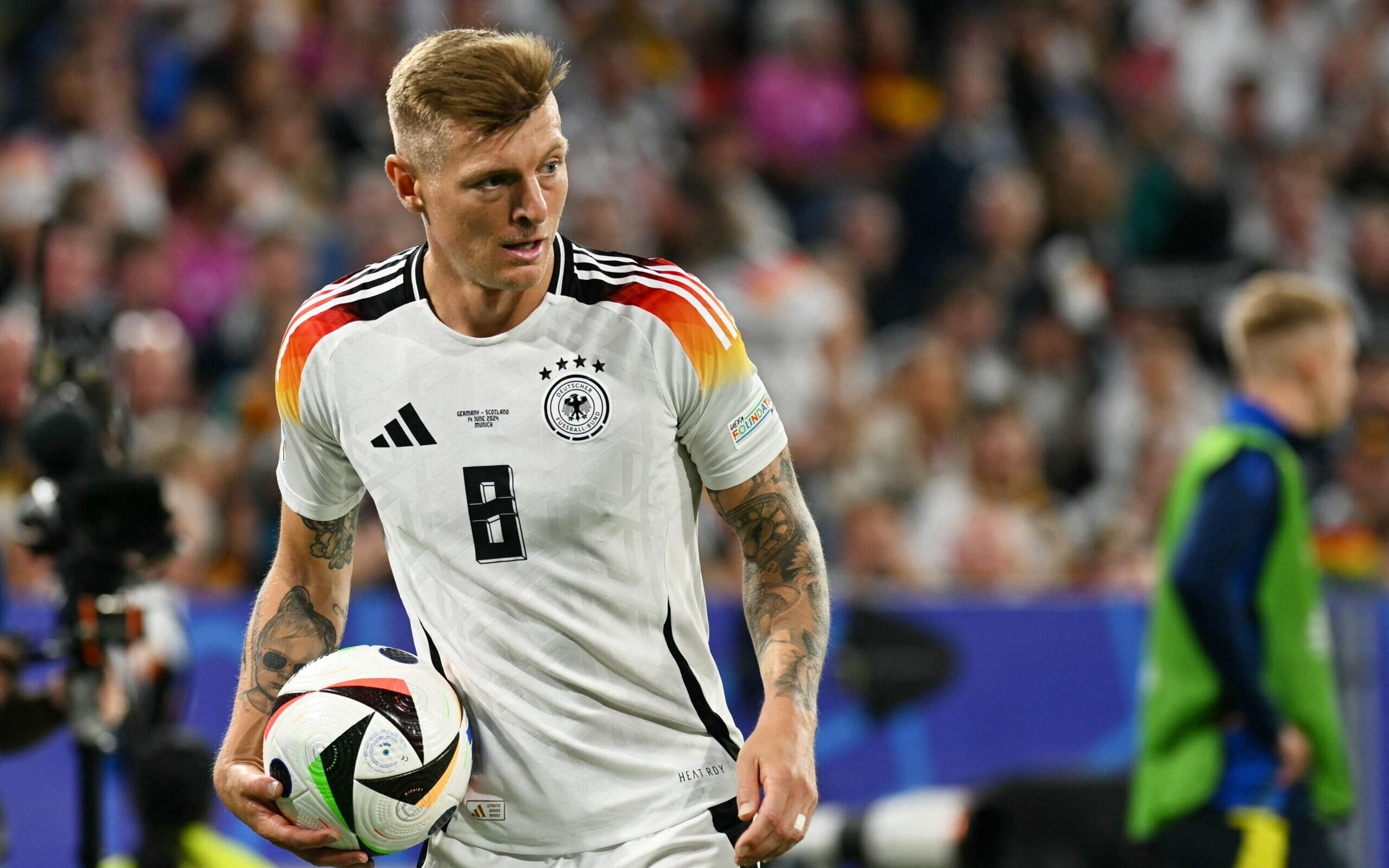 Toni Kroos registra aproveitamento de passes assustador diante da Escócia