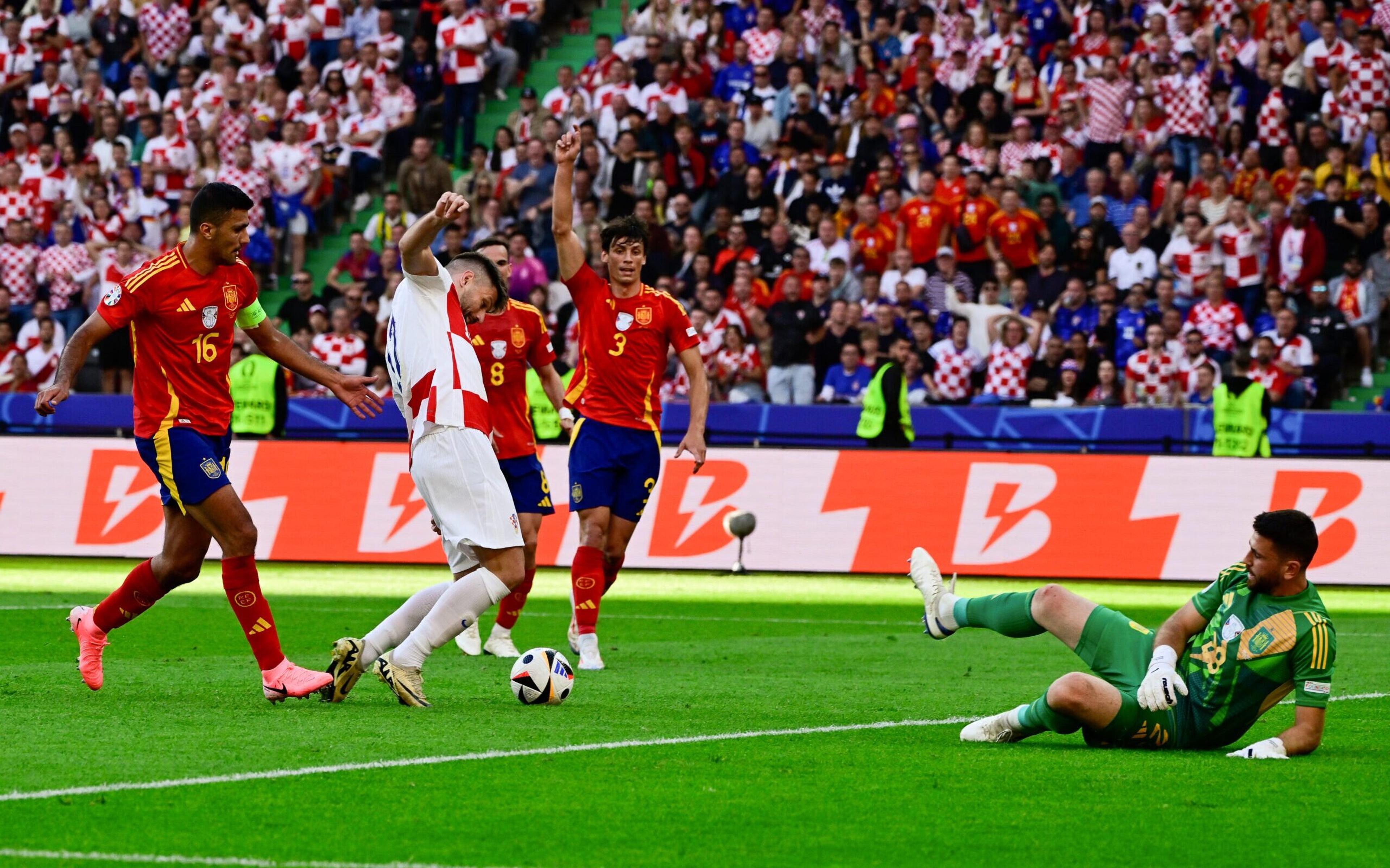 Jornalista aponta erro grave de arbitragem na Eurocopa: ‘Desvirtuar a regra’