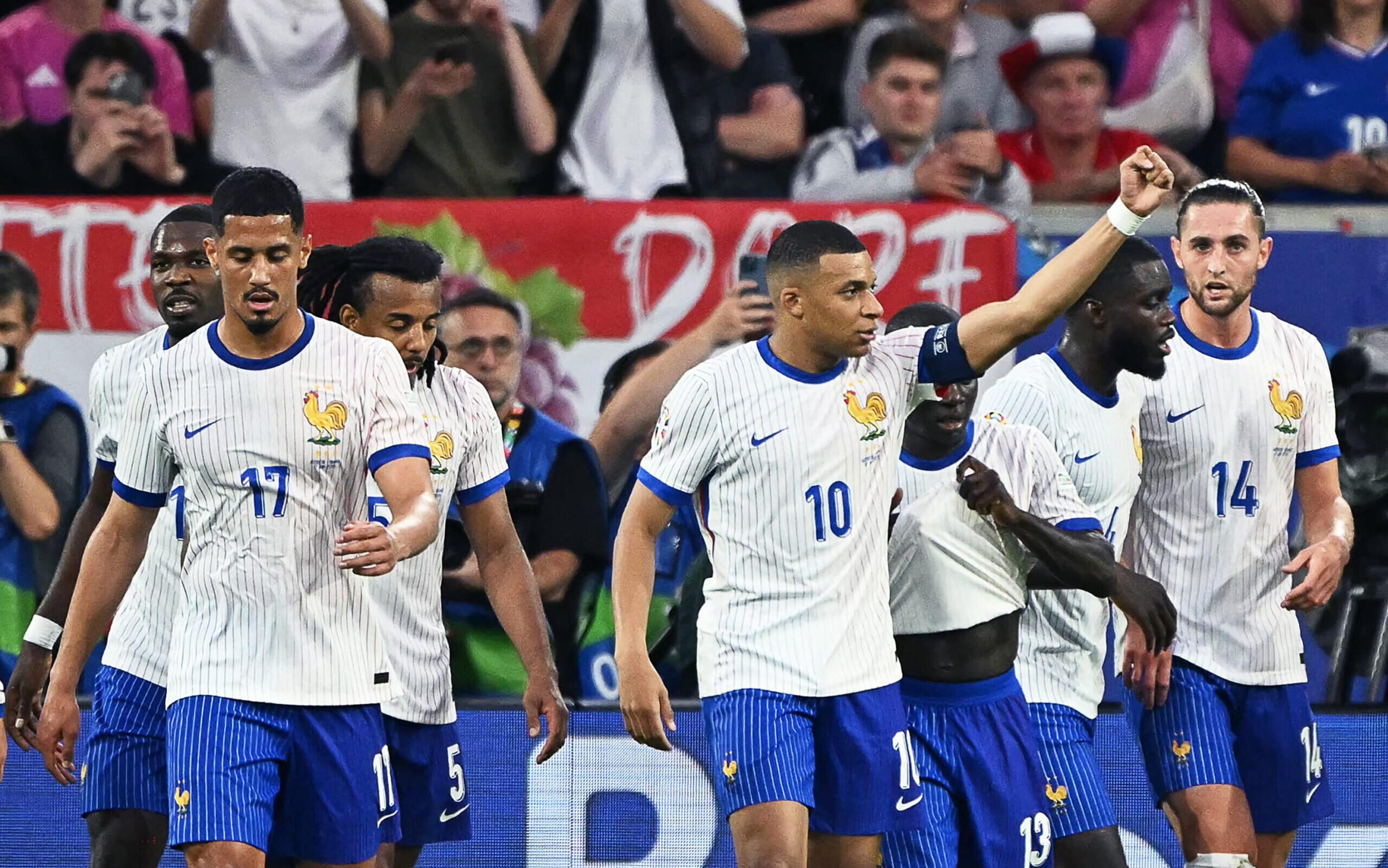 Com gol contra bizarro e Mbappé ensanguentado, França vence na primeira rodada da Euro