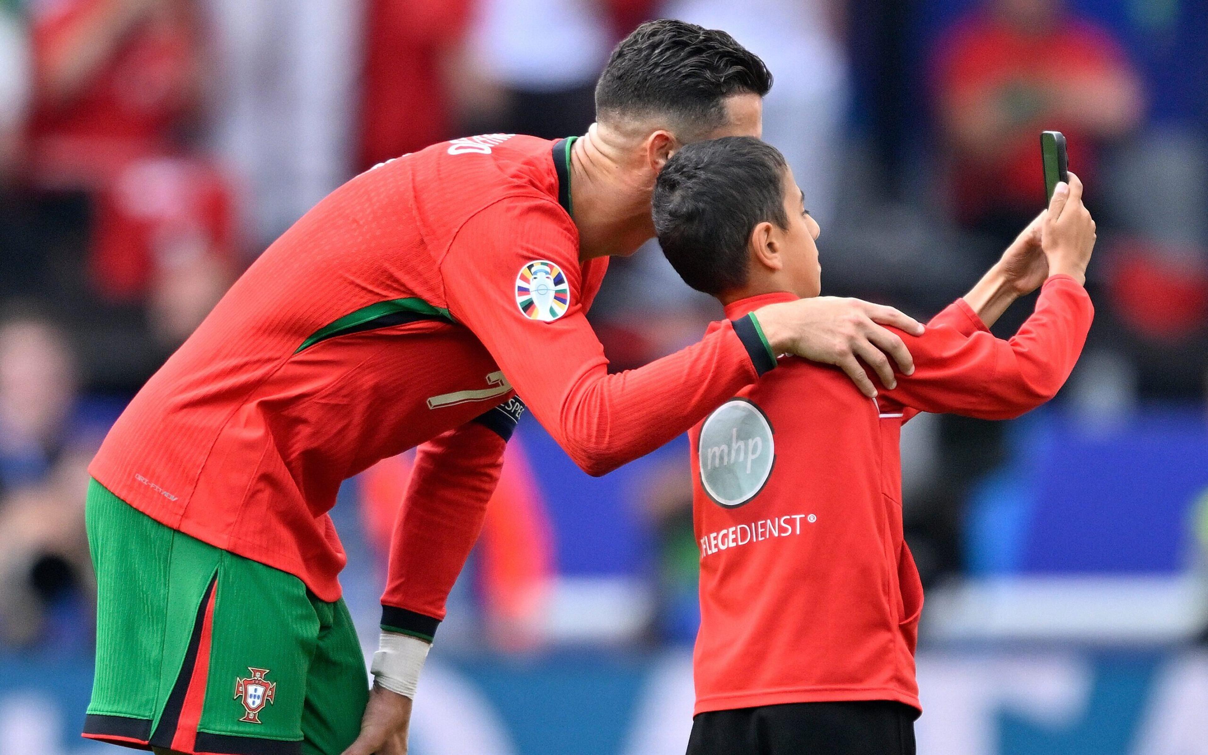 Torcedor invade campo e tira selfie com Cristiano Ronaldo em Turquia e Portugal