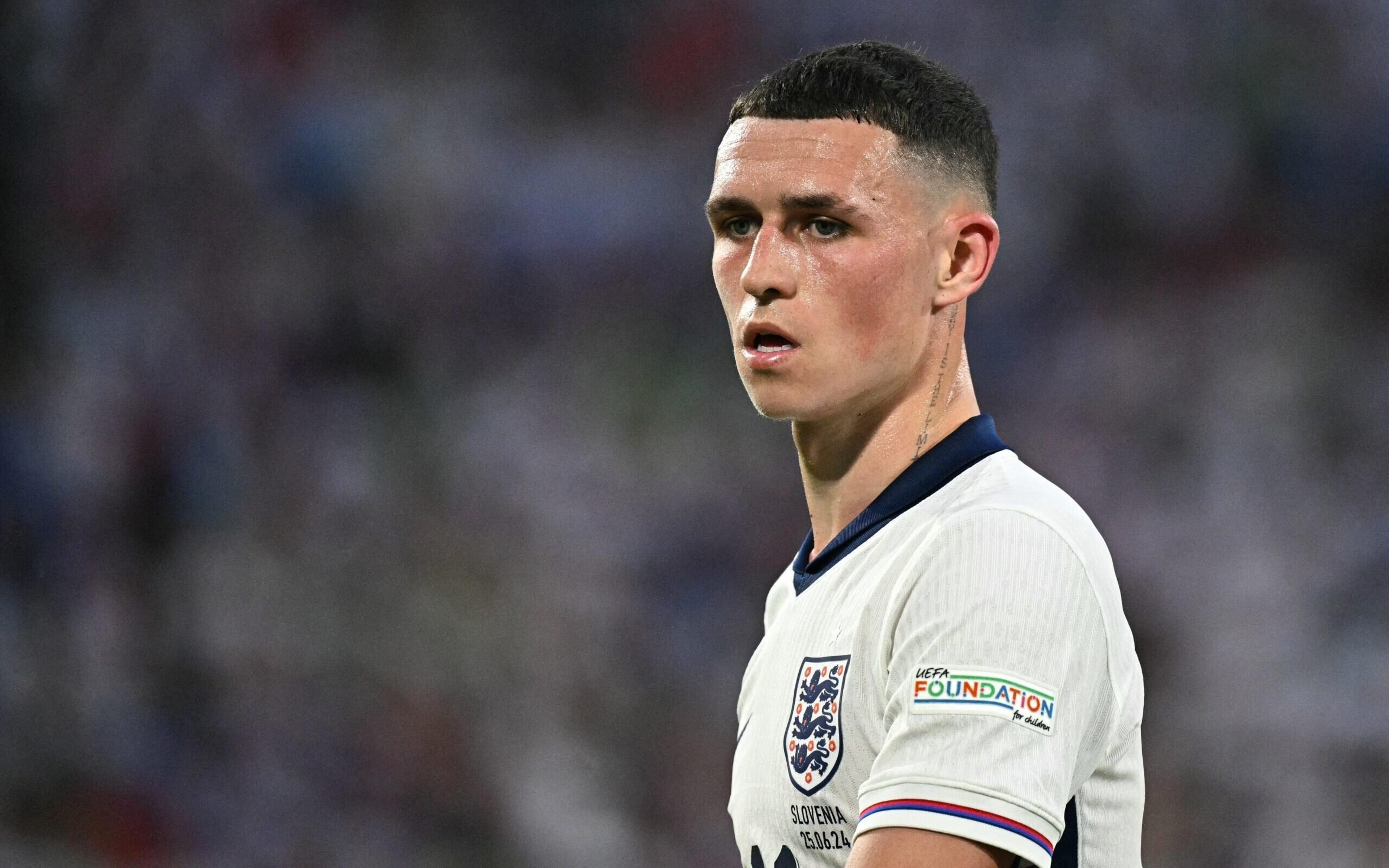 Phil Foden deixa a seleção da Inglaterra durante a Eurocopa