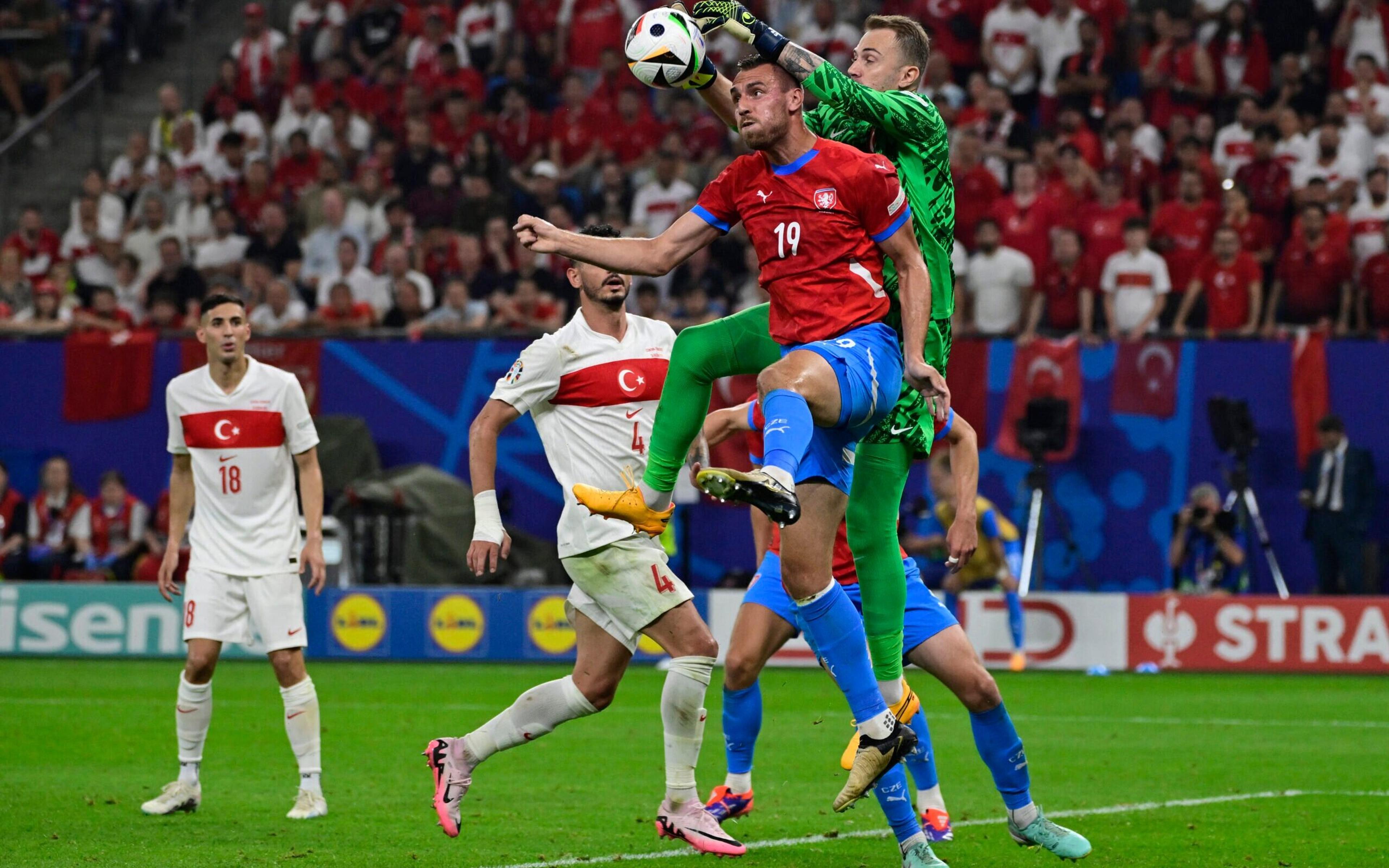 Em jogo violento e com gol no final, Turquia carimba vaga nas oitavas e elimina a Tchéquia