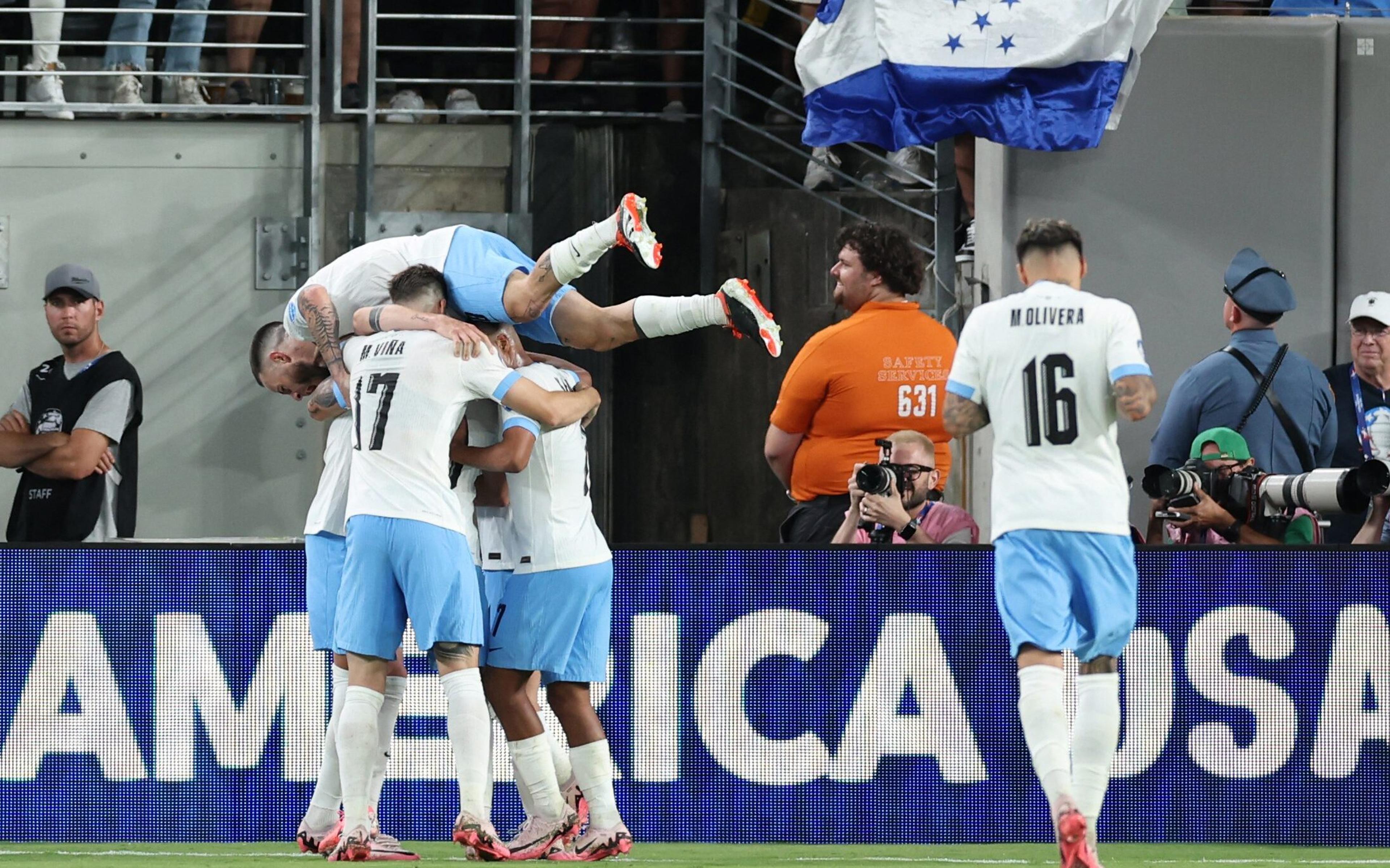 Uruguai goleia a Bolívia e se classifica para as quartas da Copa América