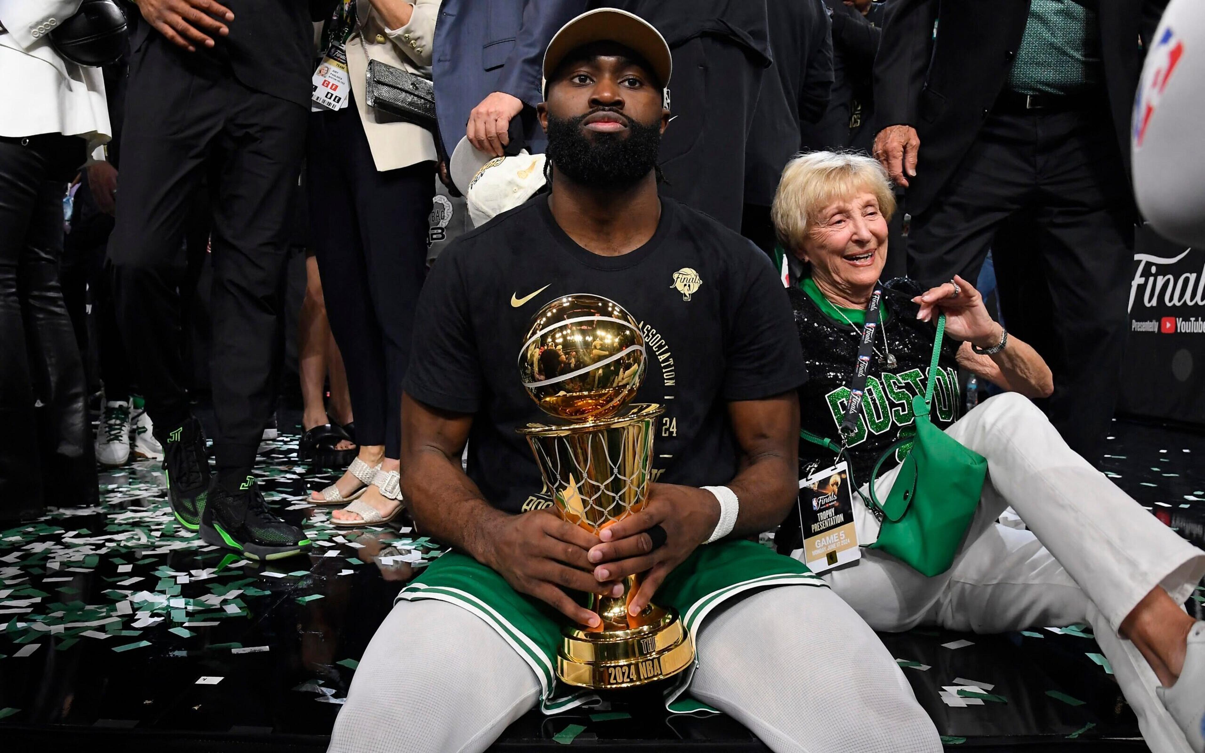 Jaylen Brown perde anel de campeão da NBA em festa do Boston Celtics