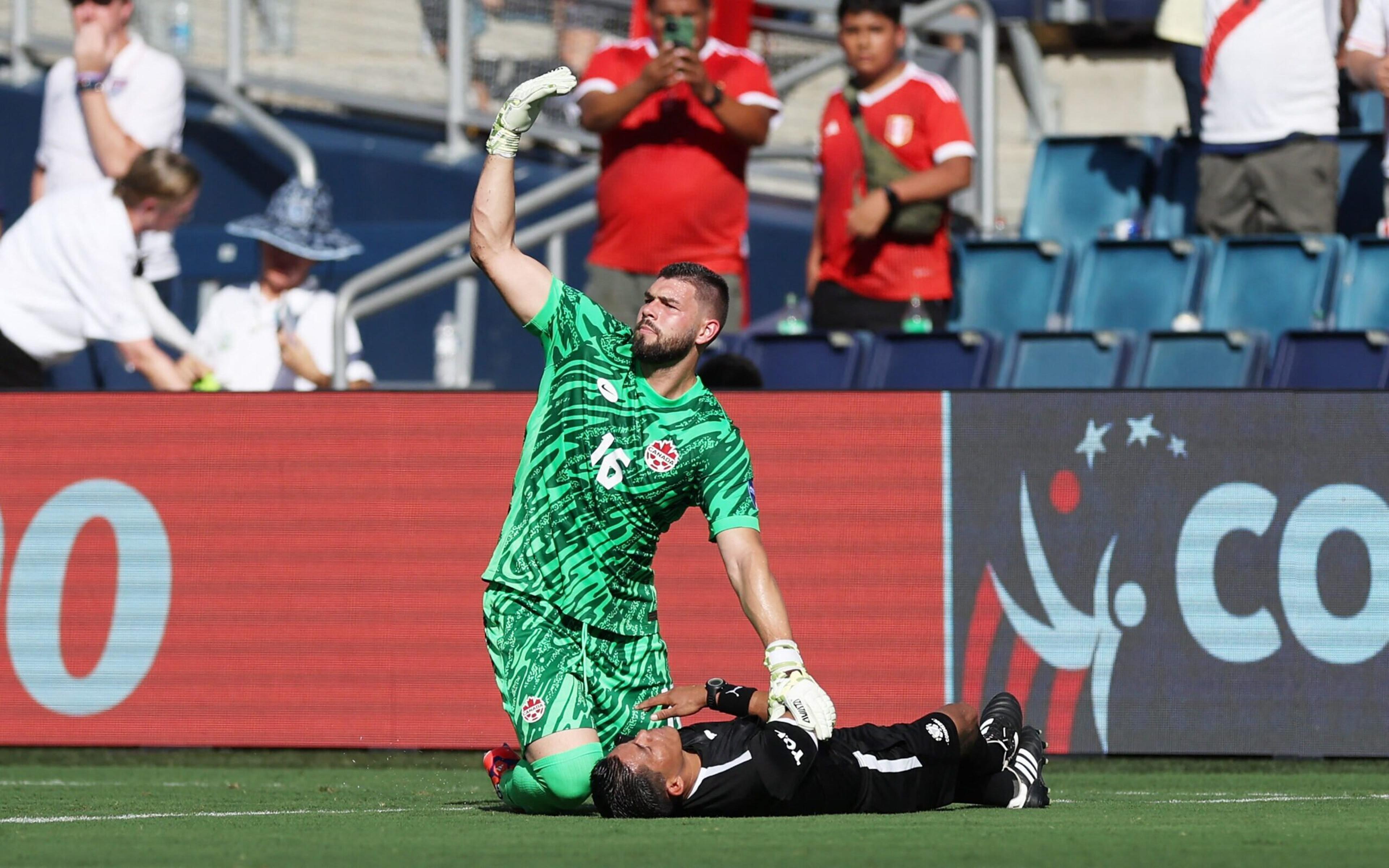 Peru x Canadá: assistente passa mal, cai no gramado e paralisa a partida; veja imagens