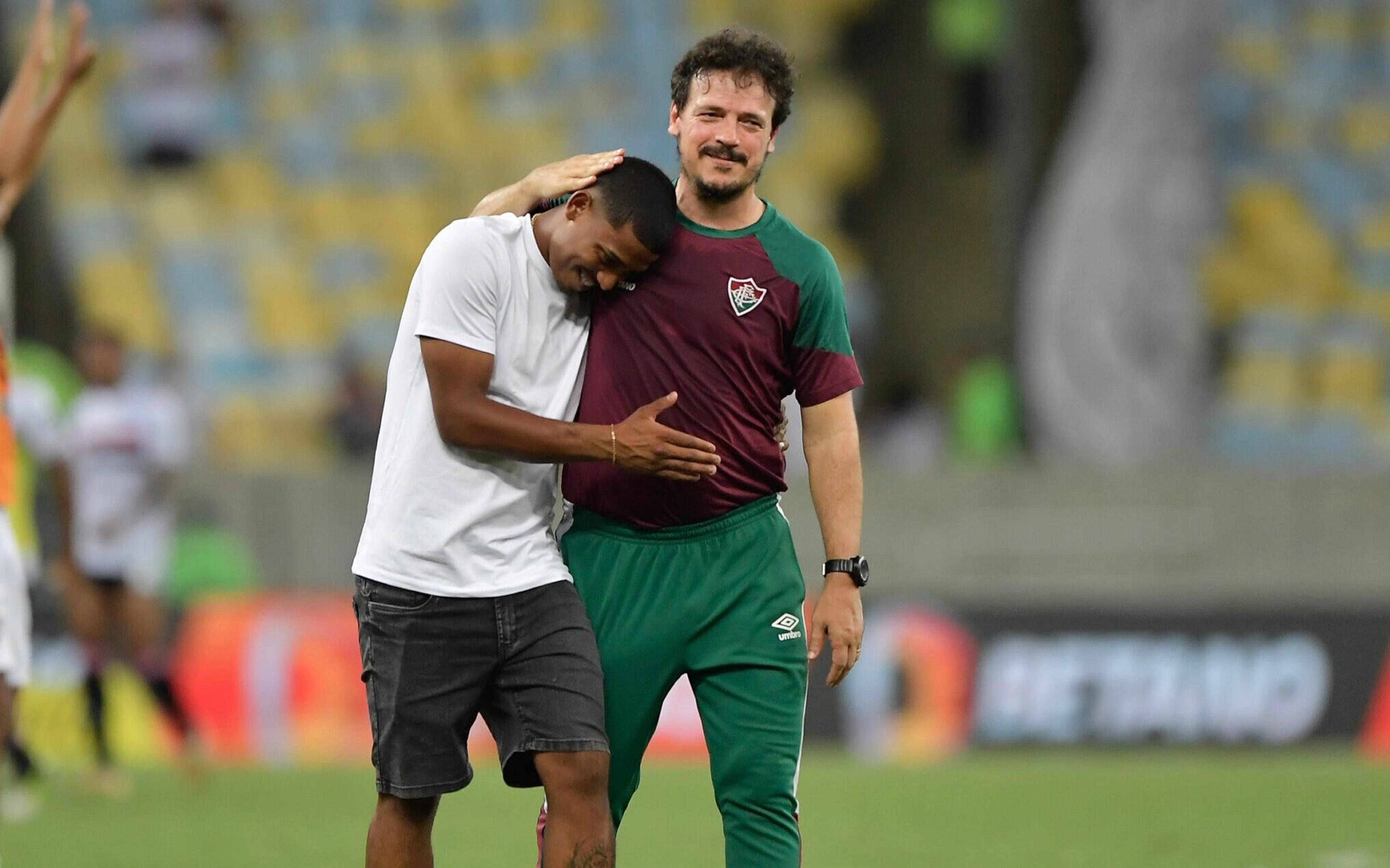 Mãe de John Kennedy chora em despedida de Fernando Diniz do Fluminense