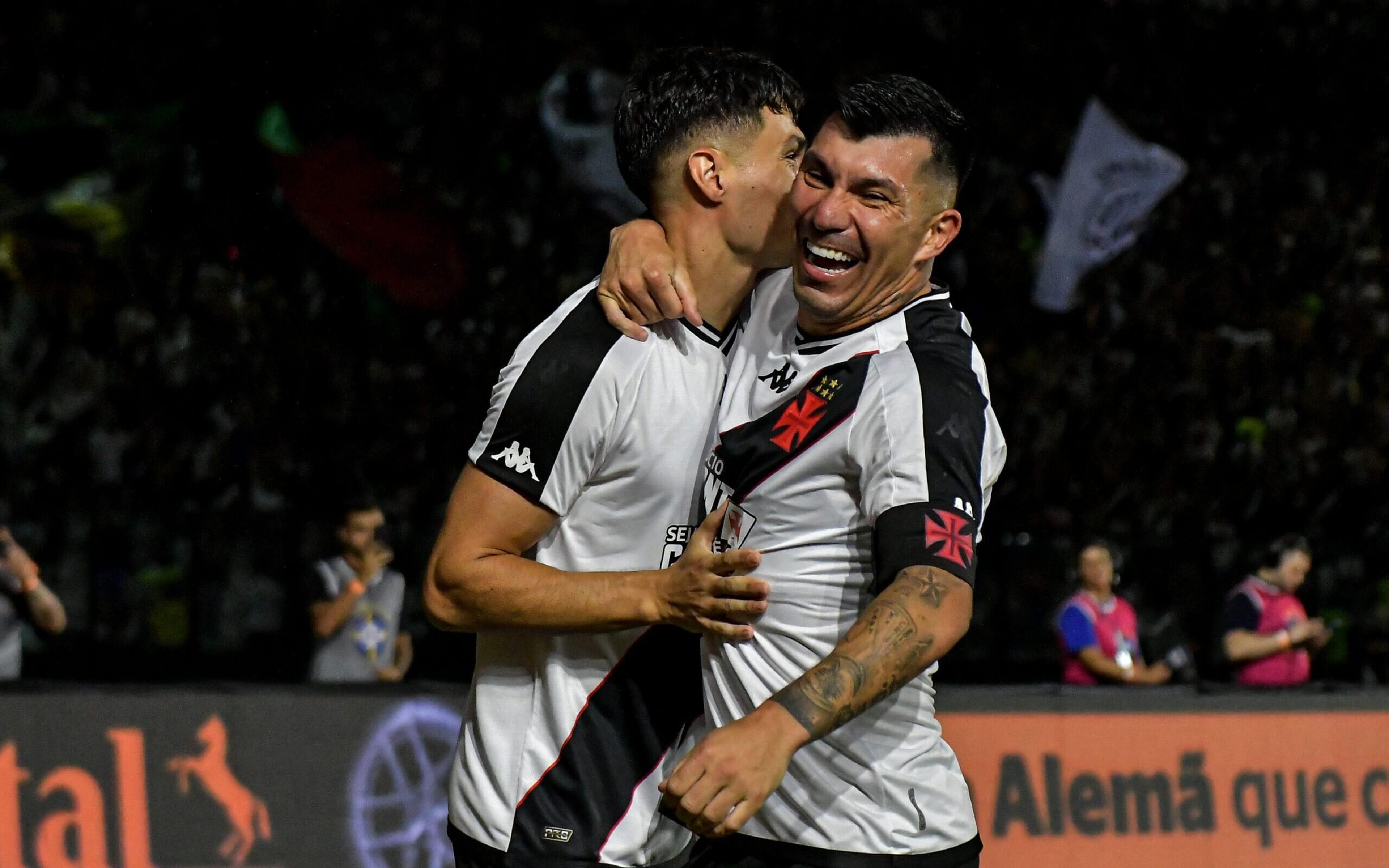 Torcedores do Vasco mandam recado sobre Galdames: ‘Vende para o Boca e pede para o Medel ajudar’