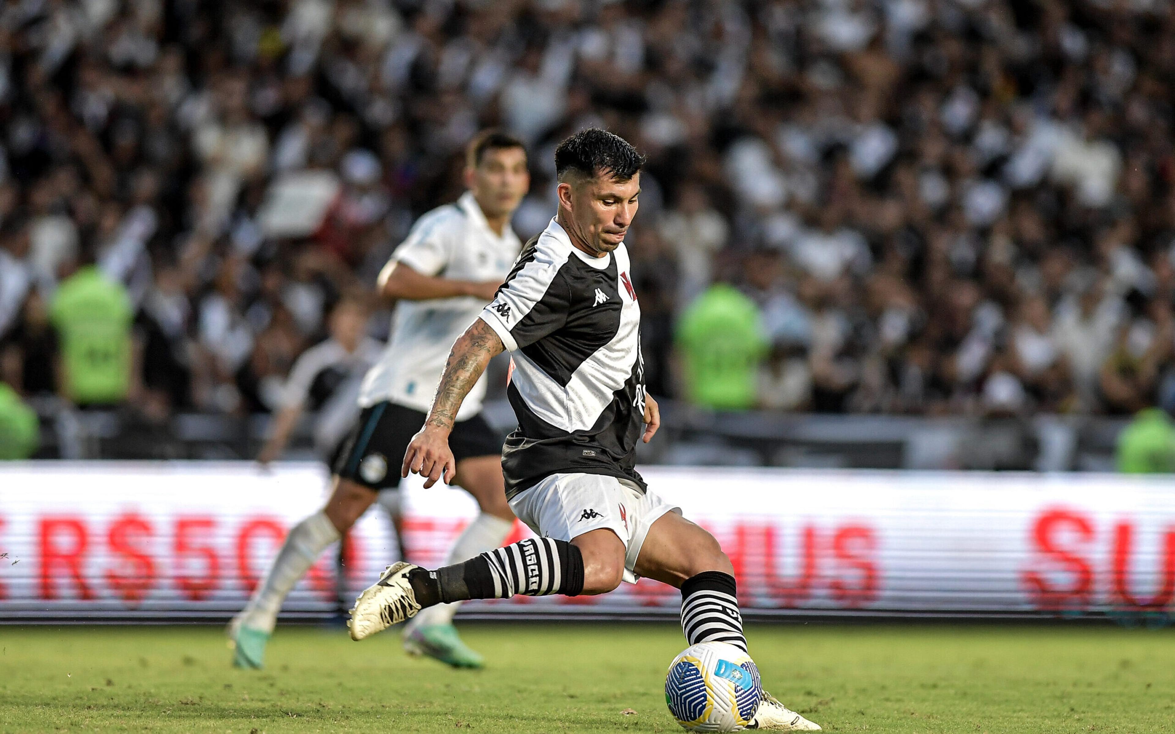 Sem espaço no time titular, Gary Medel está de saída do Vasco