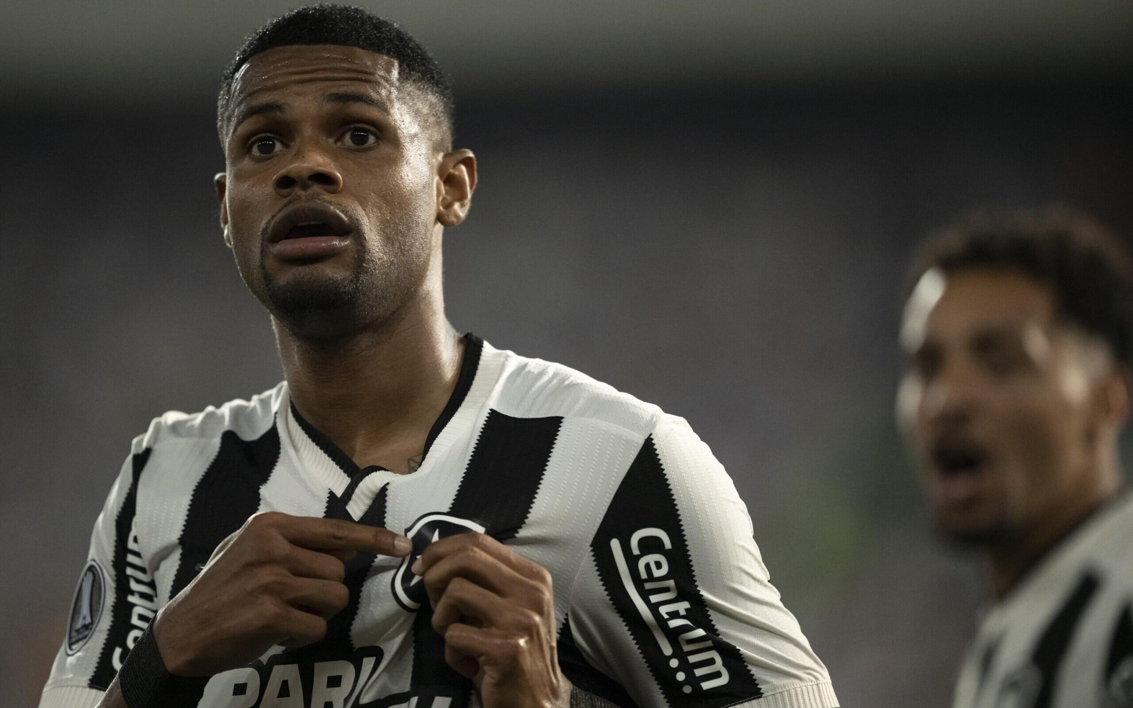 Botafogo renova contrato de Júnior Santos e provoca o Cruzeiro