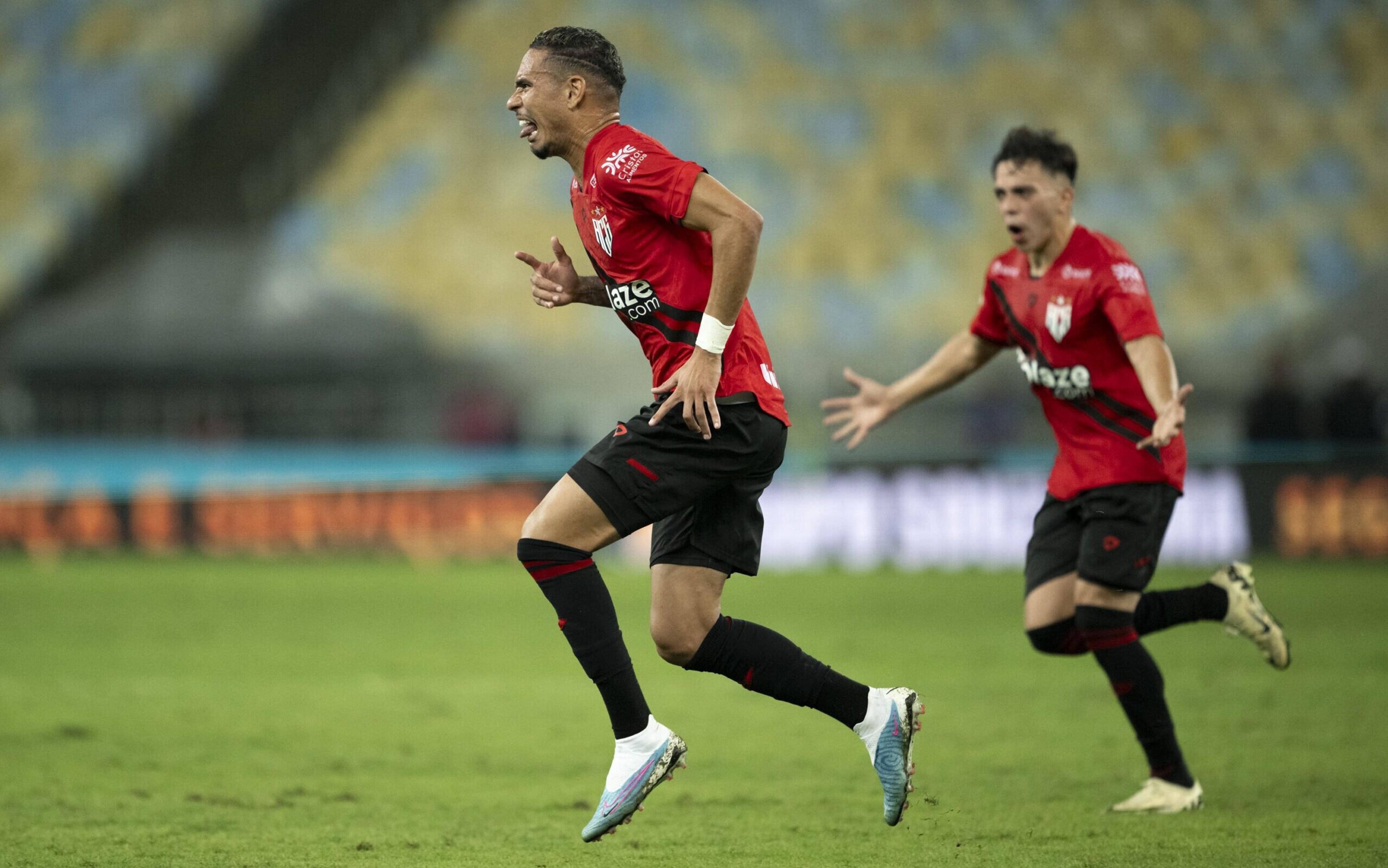 De virada, Atlético-GO vence Fluminense e aumenta pressão sobre Fernando Diniz