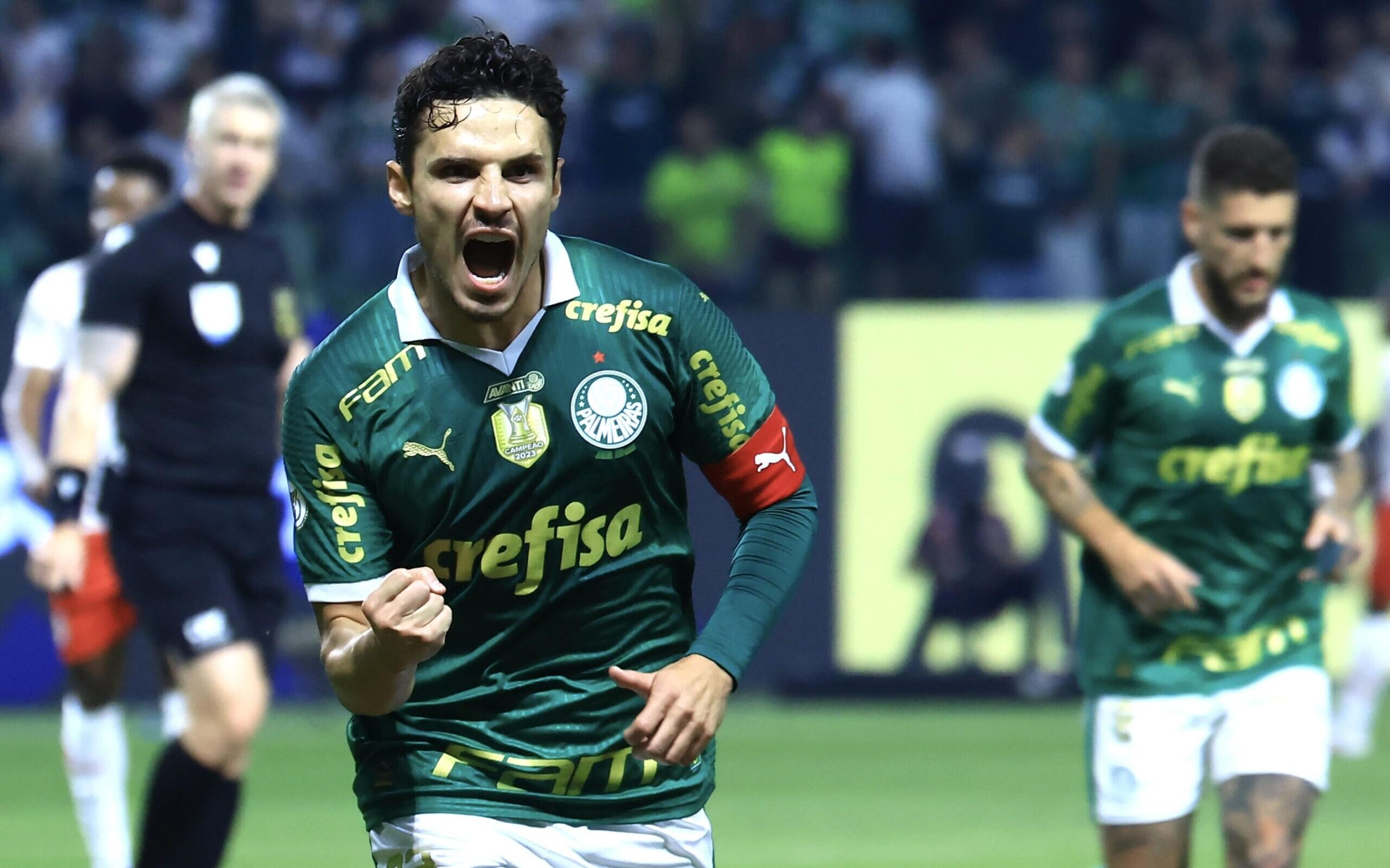 Estêvão e Veiga brilham, Palmeiras derrota Bragantino e encosta na liderança do Brasileirão