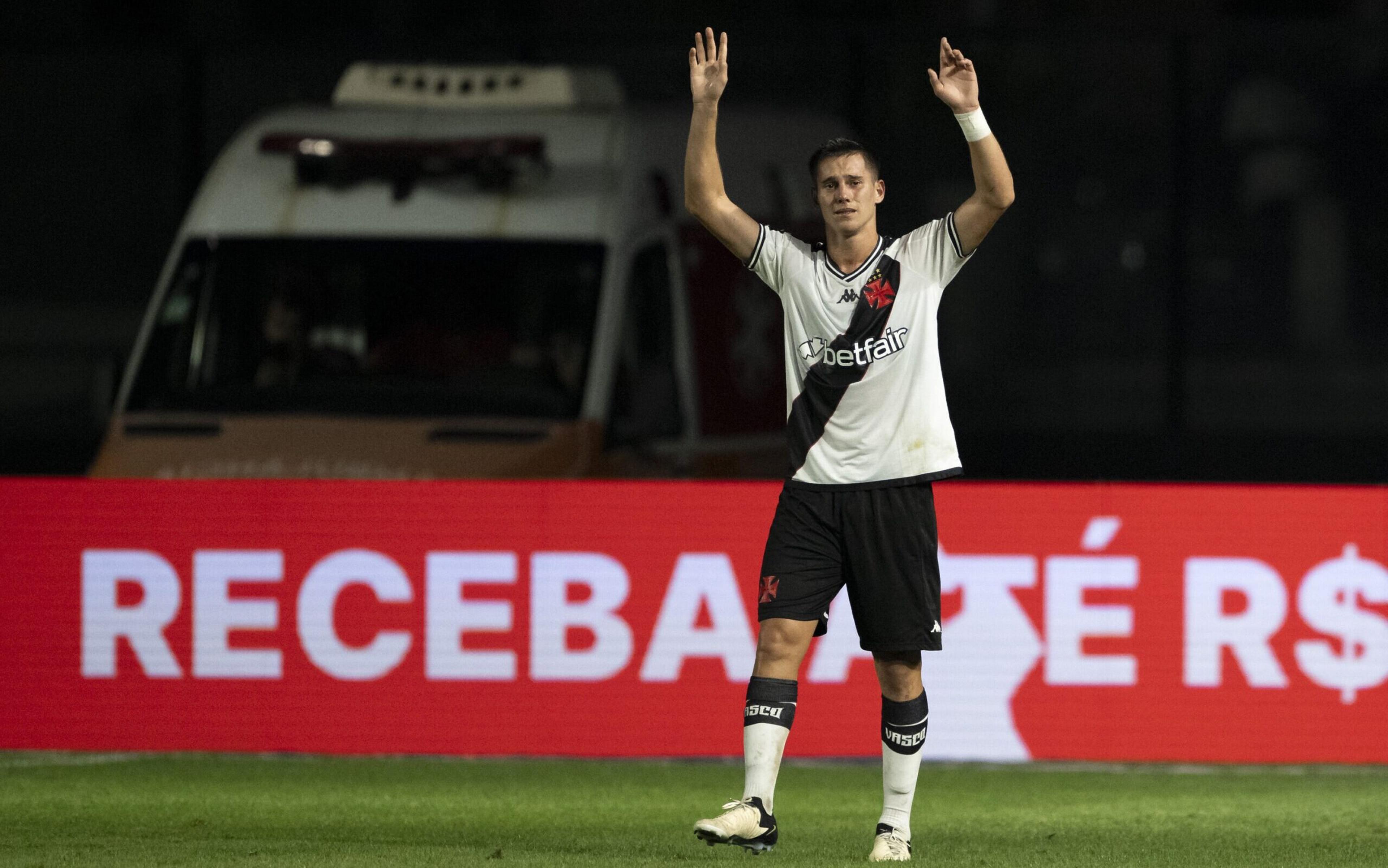 Torcedores do Vasco fazem menção ao hino para homenagear cria da base: ‘Tua Estrella na terra a brilhar’