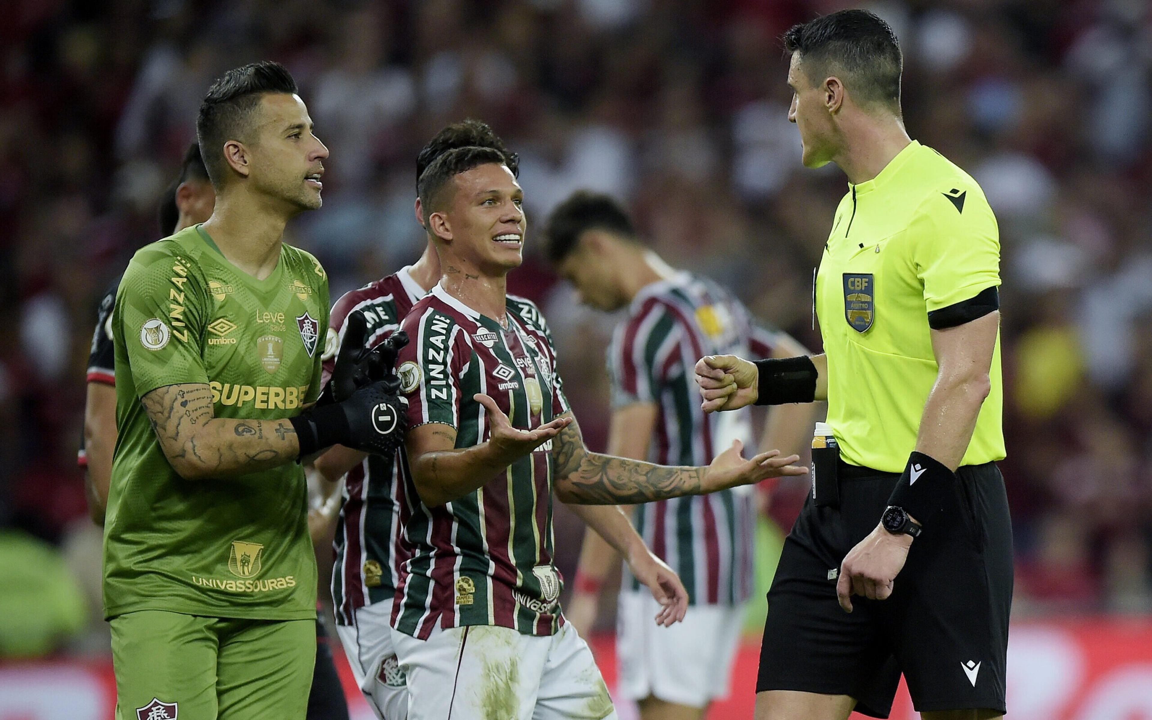 Torcedores do Fluminense detonam a arbitragem após pênalti: ‘Tem que ir pra reciclagem’