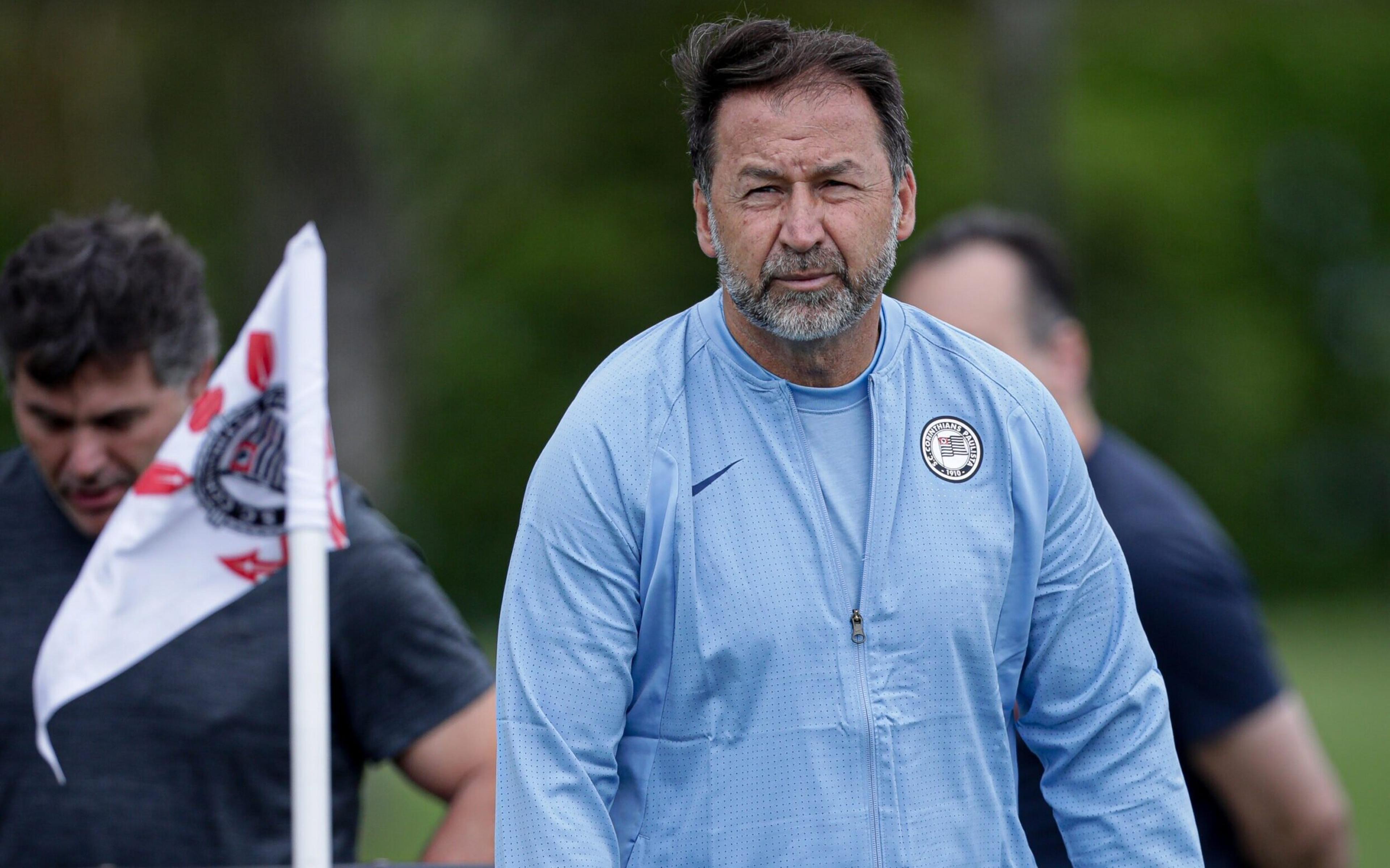 Torcedores do Corinthians protestam no Parque São Jorge e ameaçam Augusto Melo