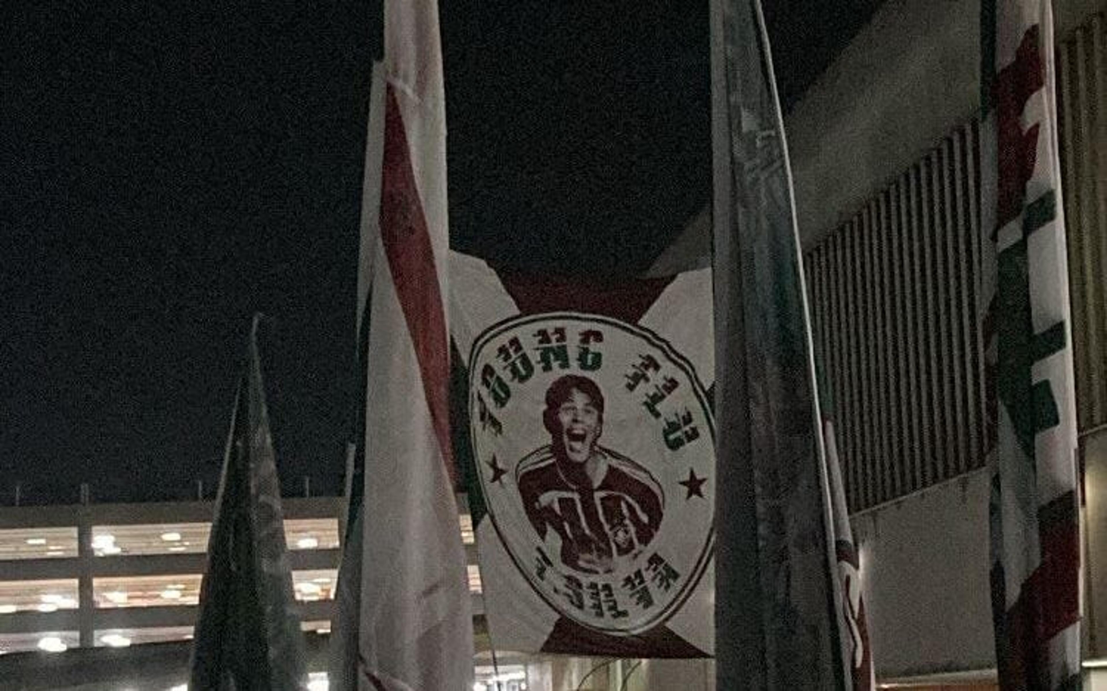 Torcida do Fluminense faz festa impressionante na madrugada antes da chegada de Thiago Silva; veja