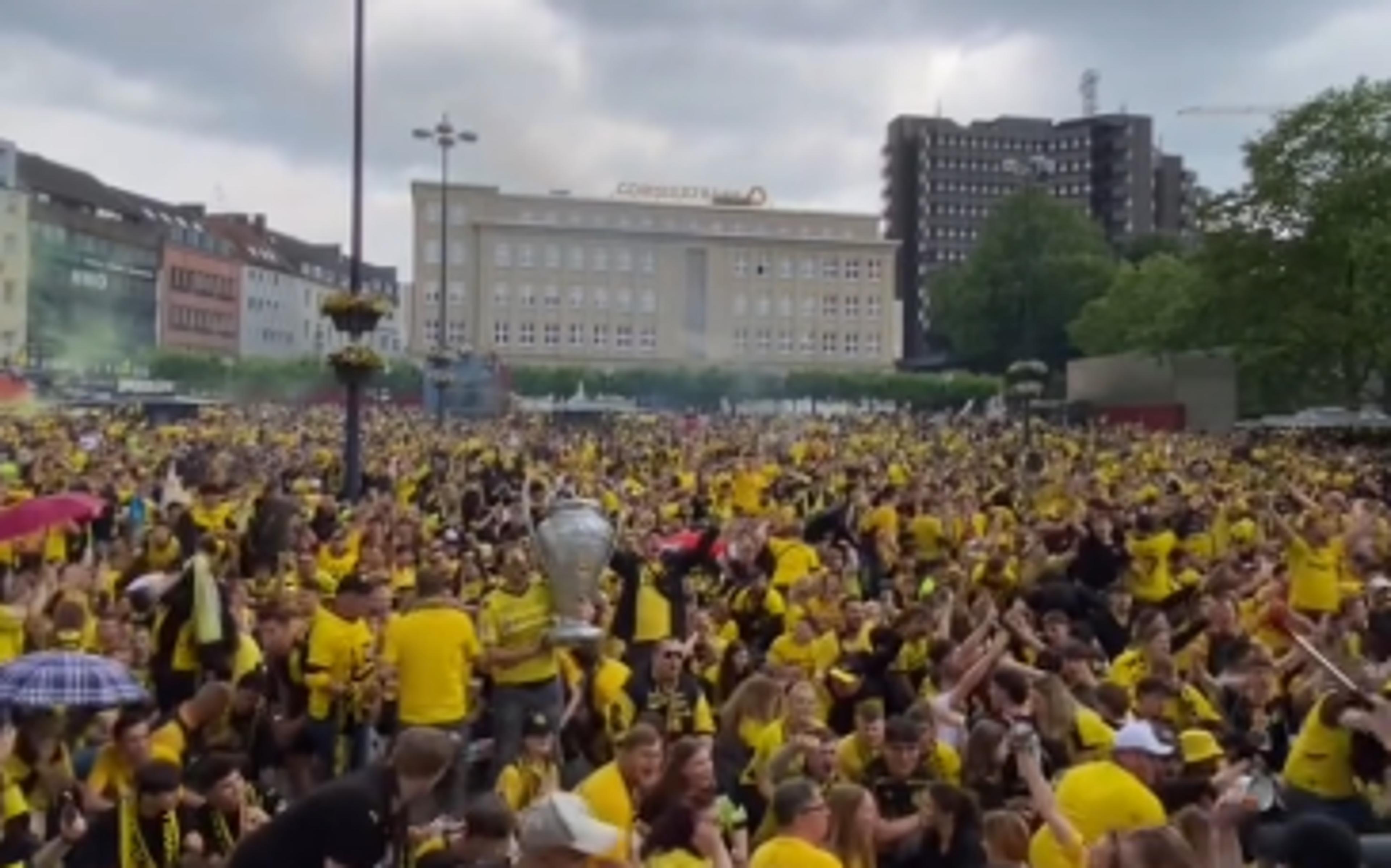 Não é na Alemanha! Torcida do Dortmund impressiona em parque de Londres