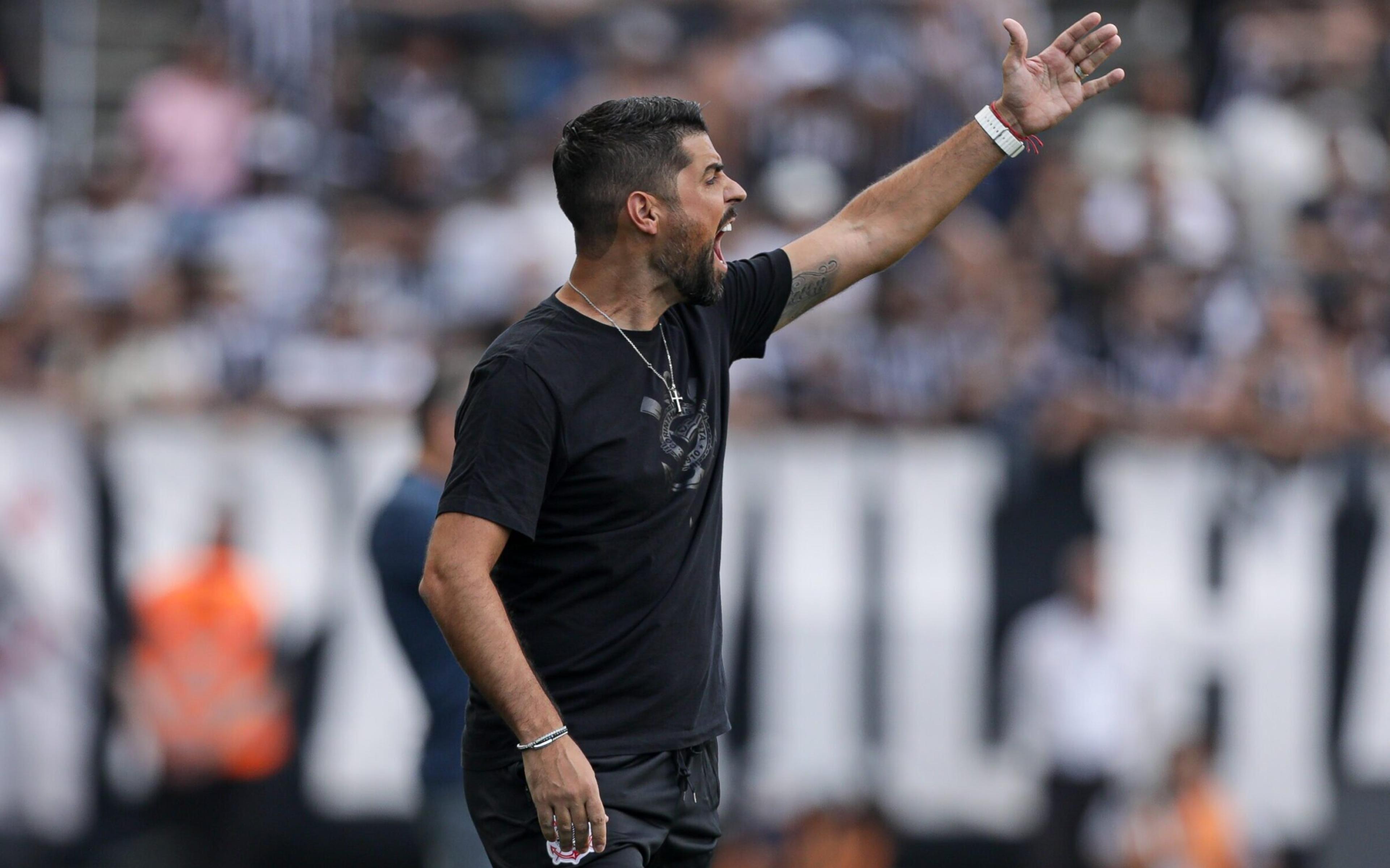 Torcedores do Corinthians criticam António Oliveira: ‘Tinha que ser demitido no vestiário’