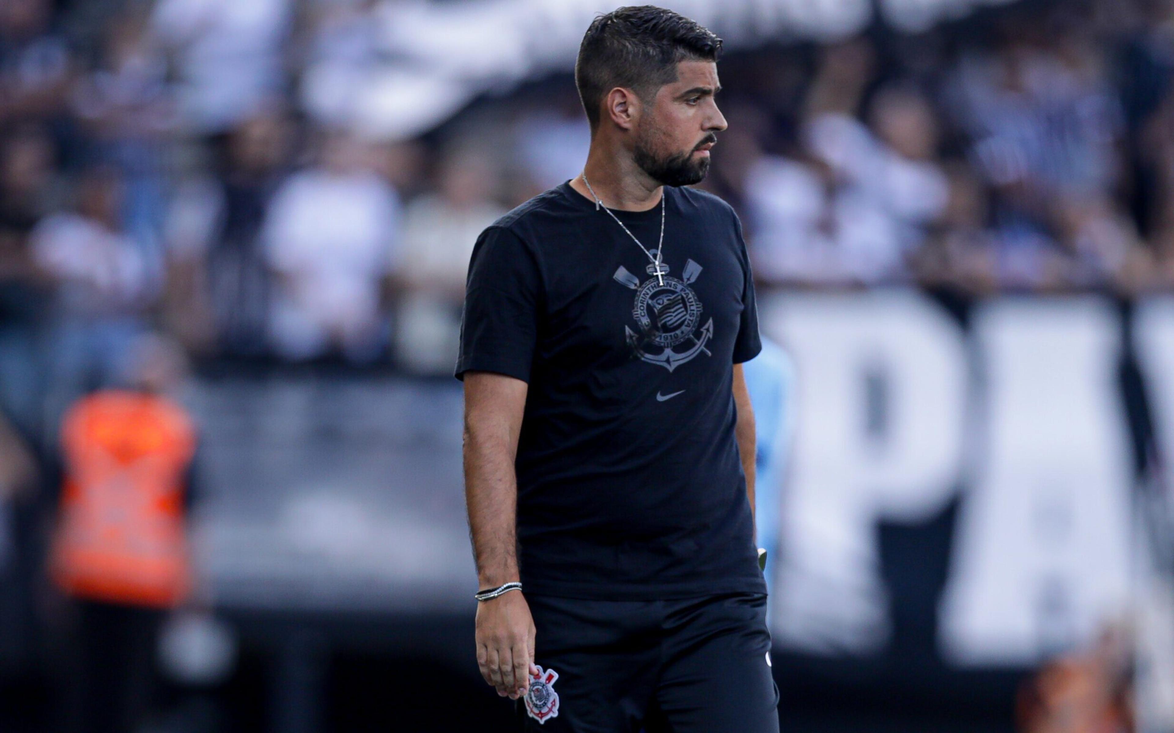 Torcedores do Corinthians detonam António Oliveira: ‘Limitado’