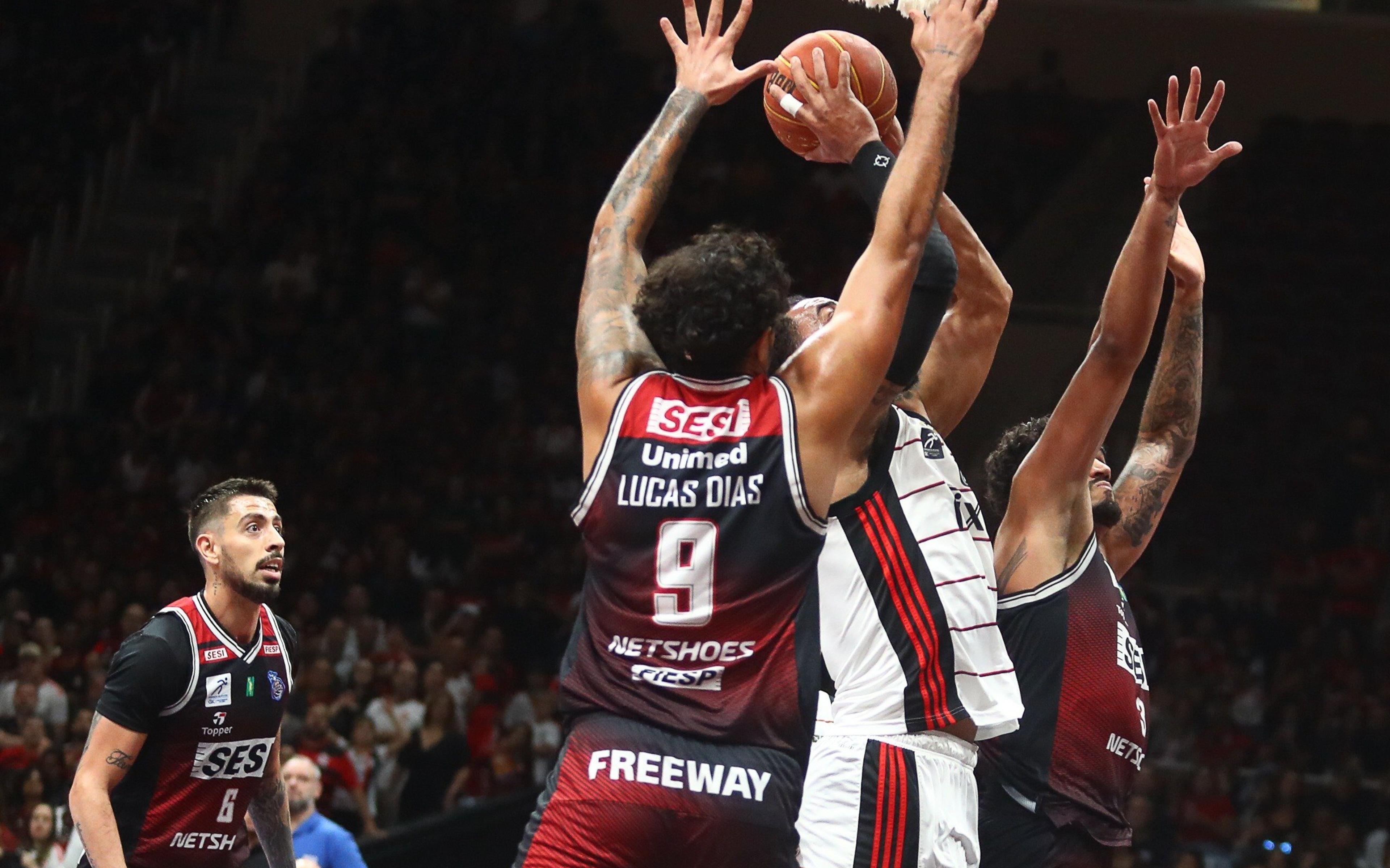 Franca anula ataque do Flamengo, rouba mando de quadra e sai na frente na final do NBB