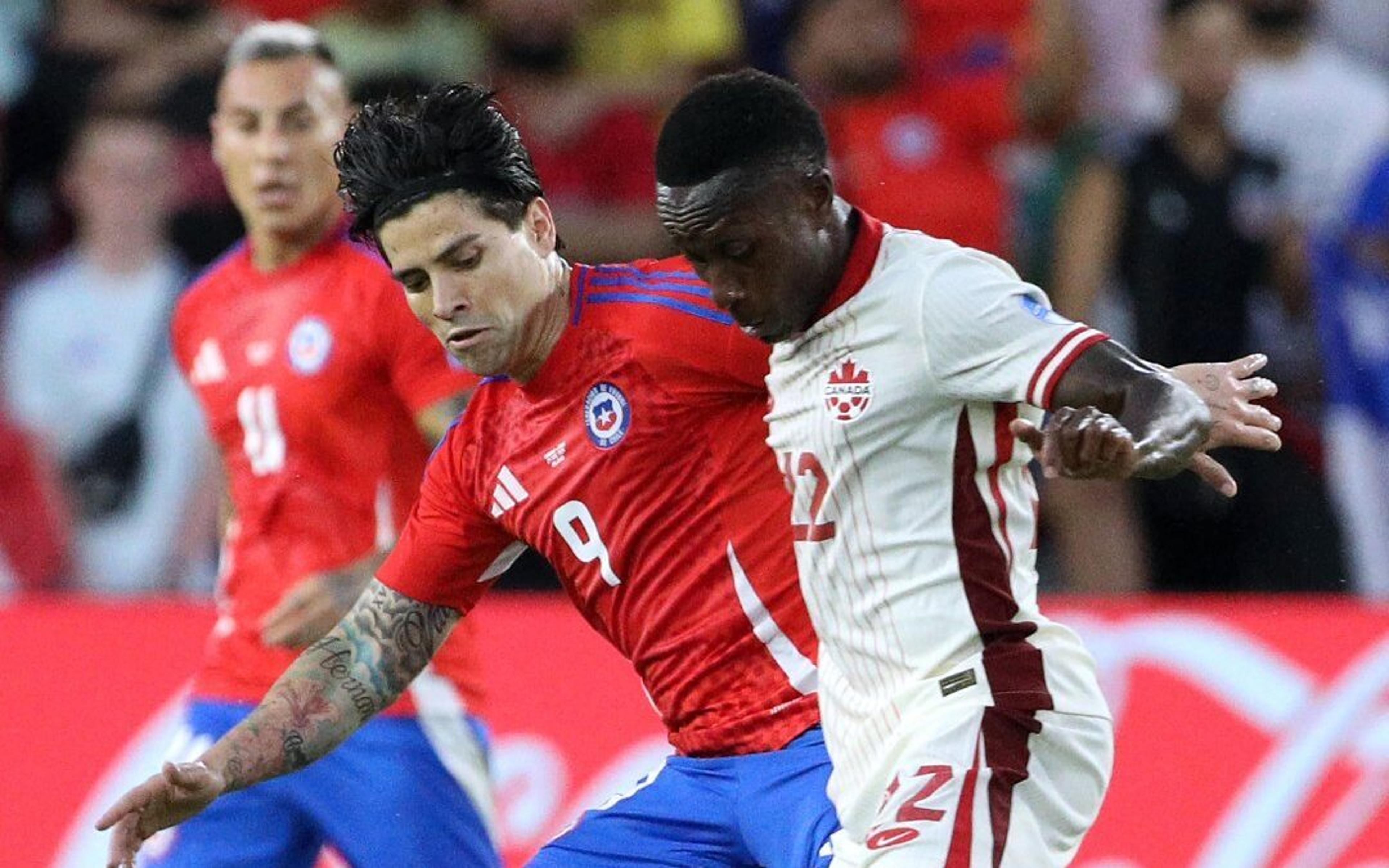 Canadá segura empate com o Chile e avança na Copa América