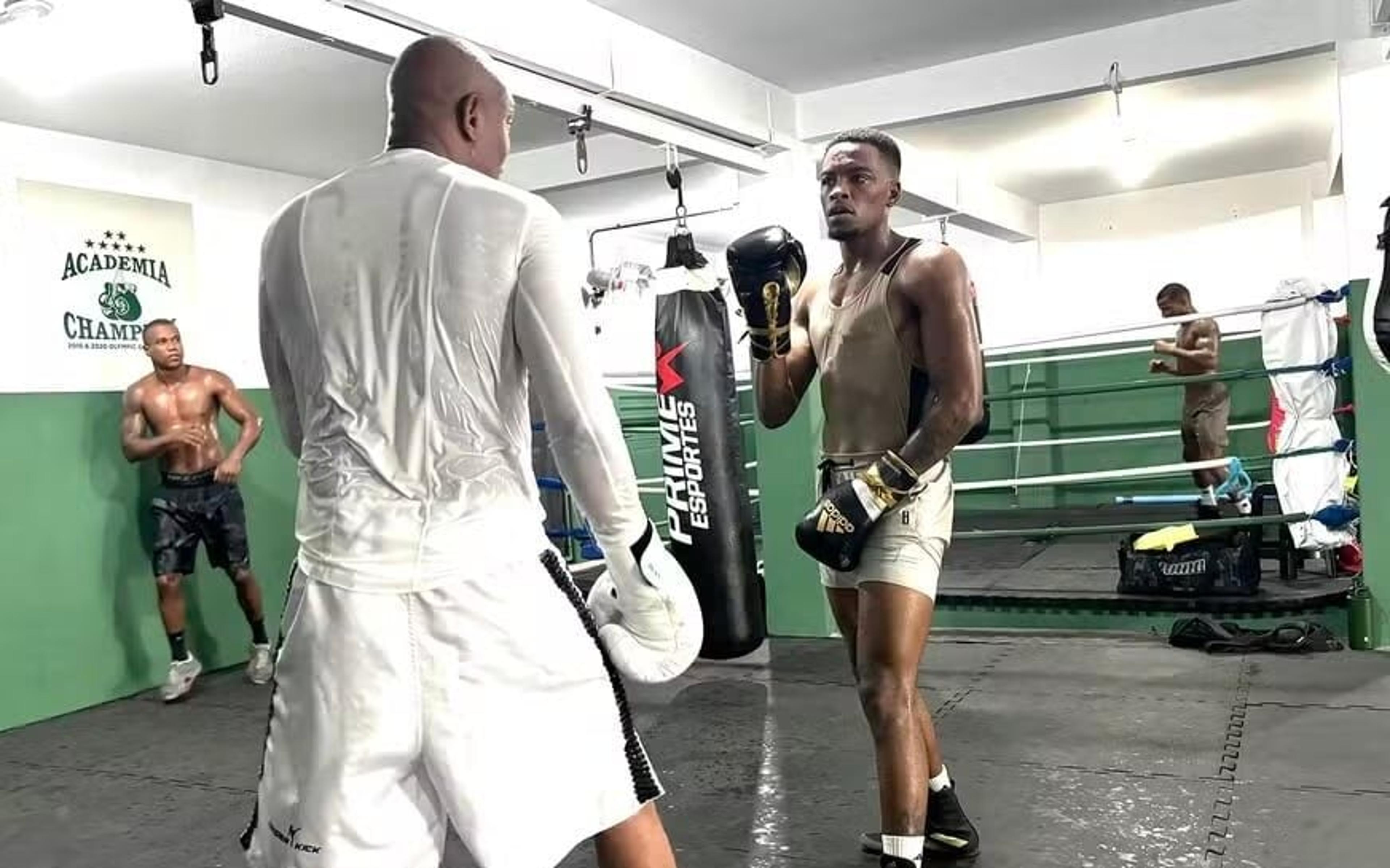 Filho de Anderson Silva fará luta na despedida do pai nos ringues