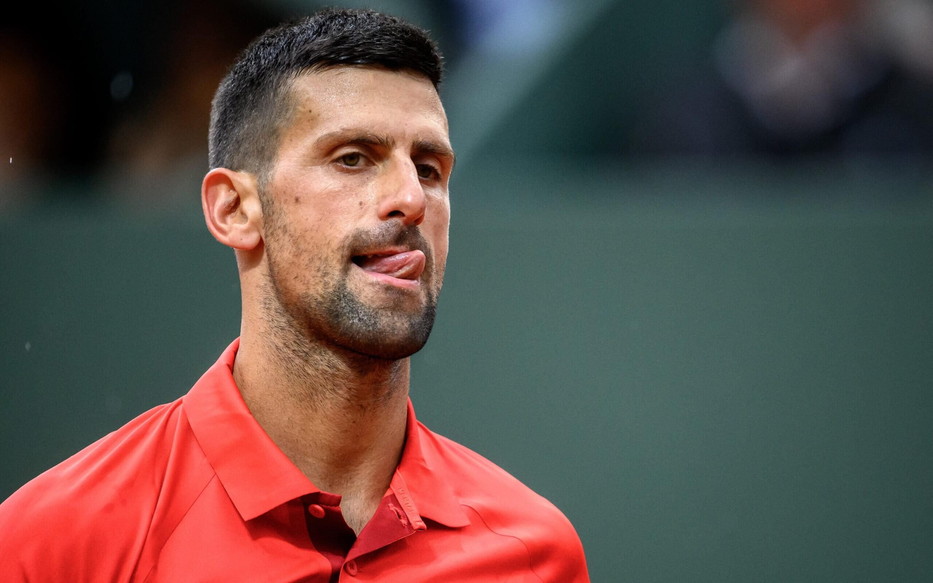 Djokovic vai a Wimbledon, mas ainda não sabe se jogará o Grand Slam