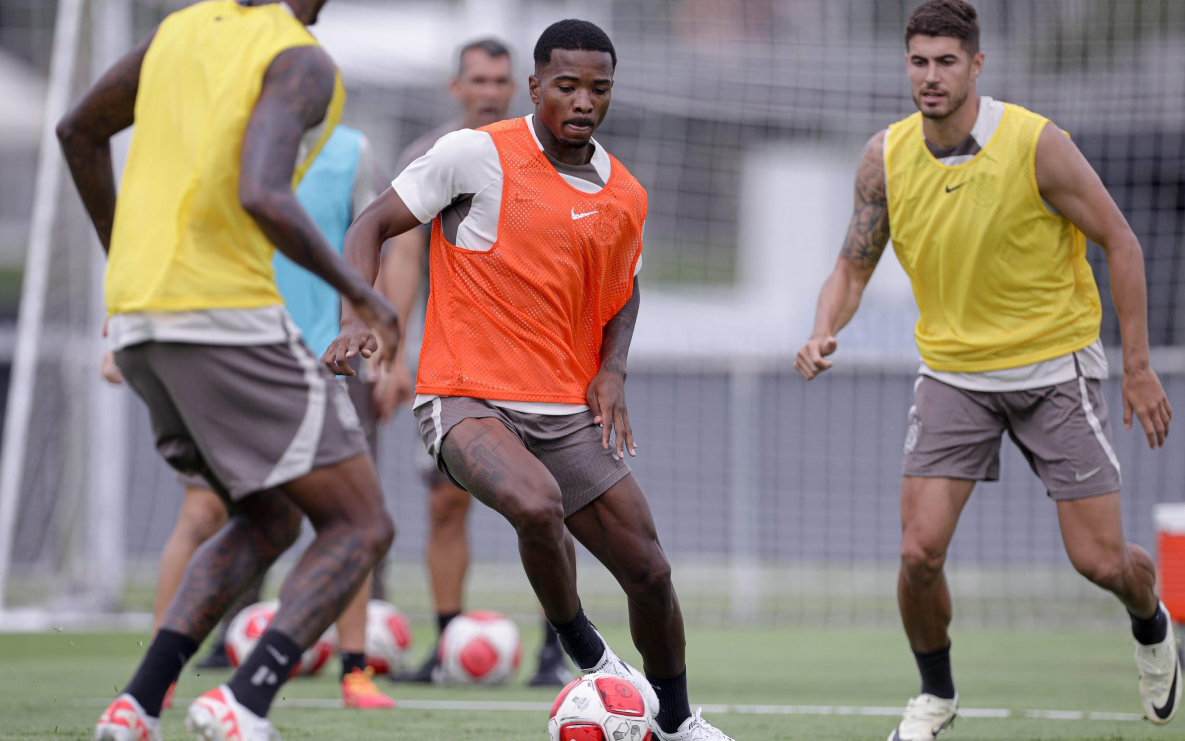 Torcedores do Corinthians se irritam com outro gol contra de Cacá: ‘Precisa decidir se joga a favor ou não’