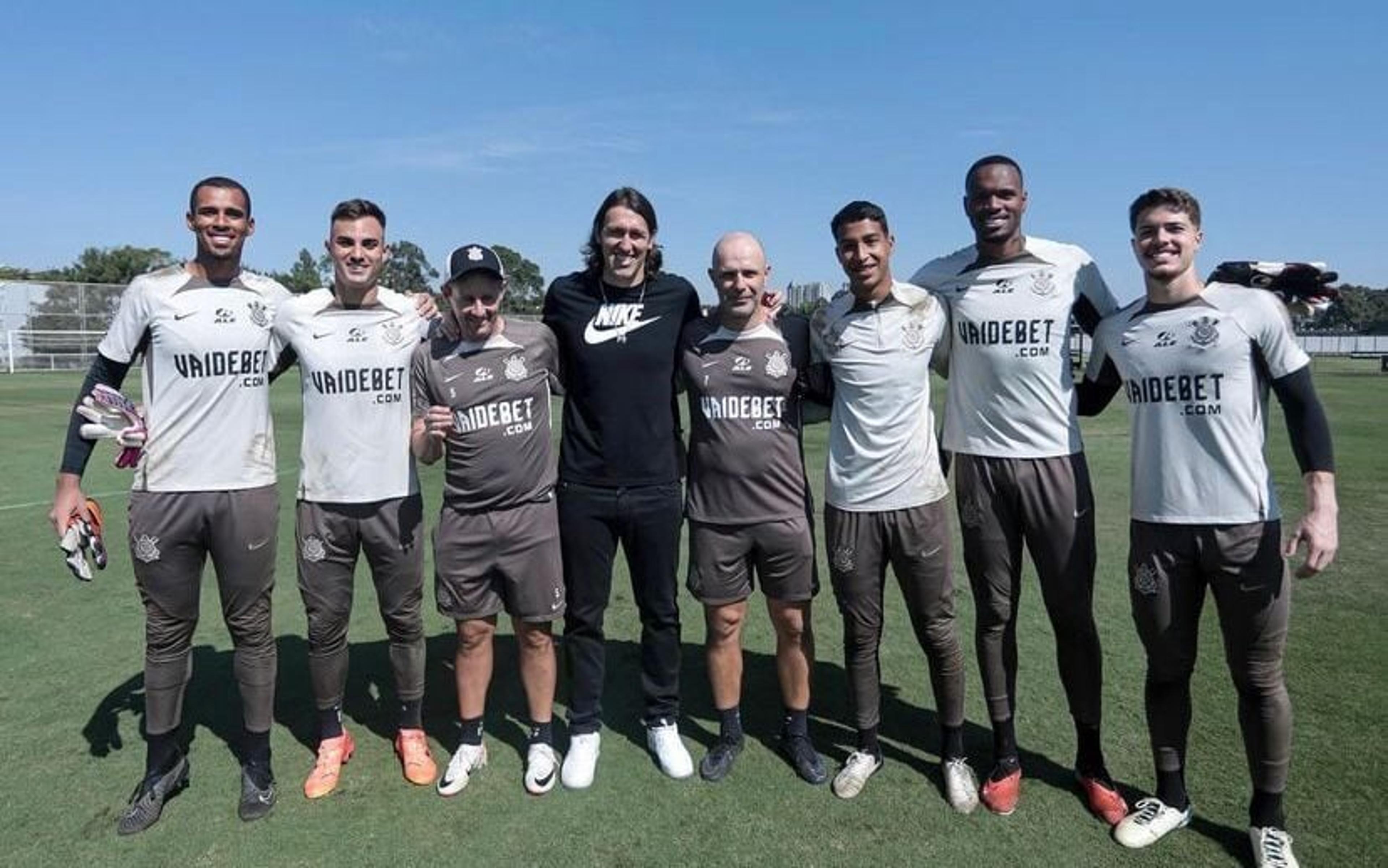 Conheça os goleiros do Corinthians que podem substituir Carlos Miguel