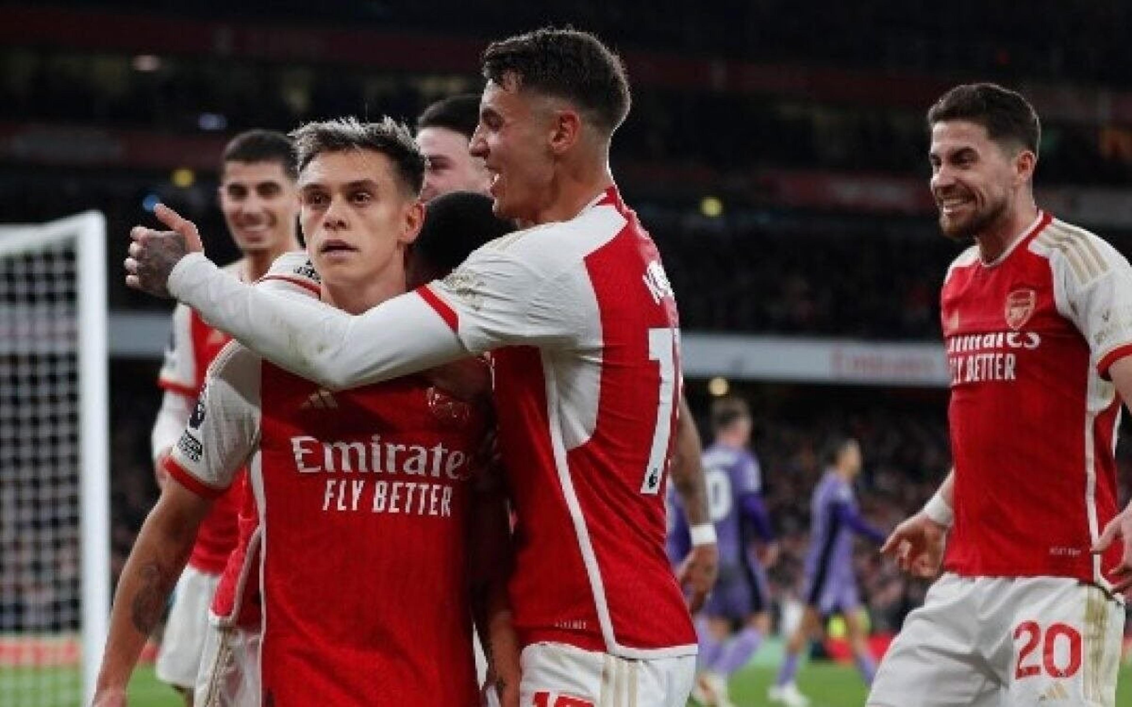 Arsenal divulga lista de dispensa com 19 jogadores