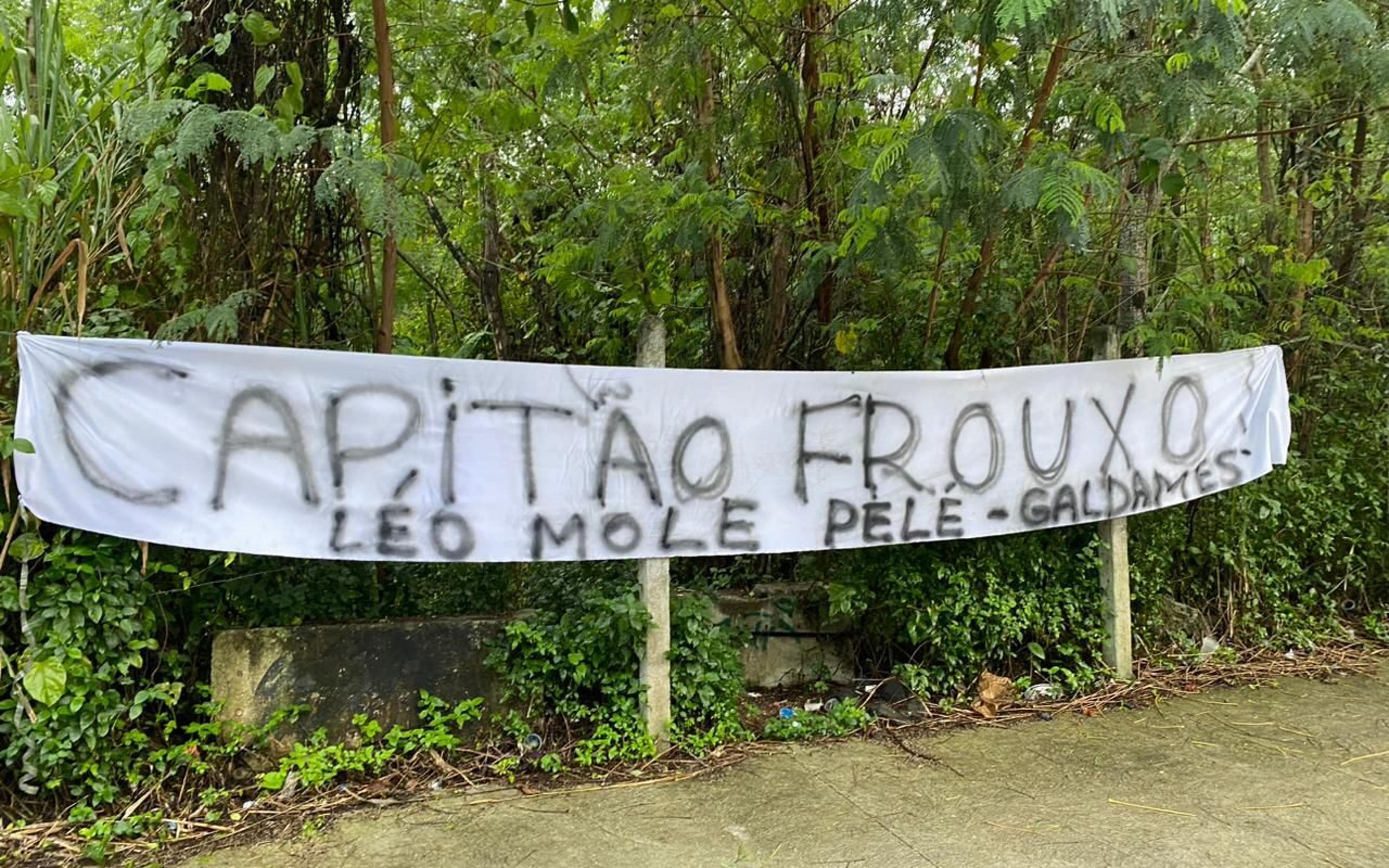 Torcedores do Vasco fazem protesto e cobram Pedrinho e jogadores; veja