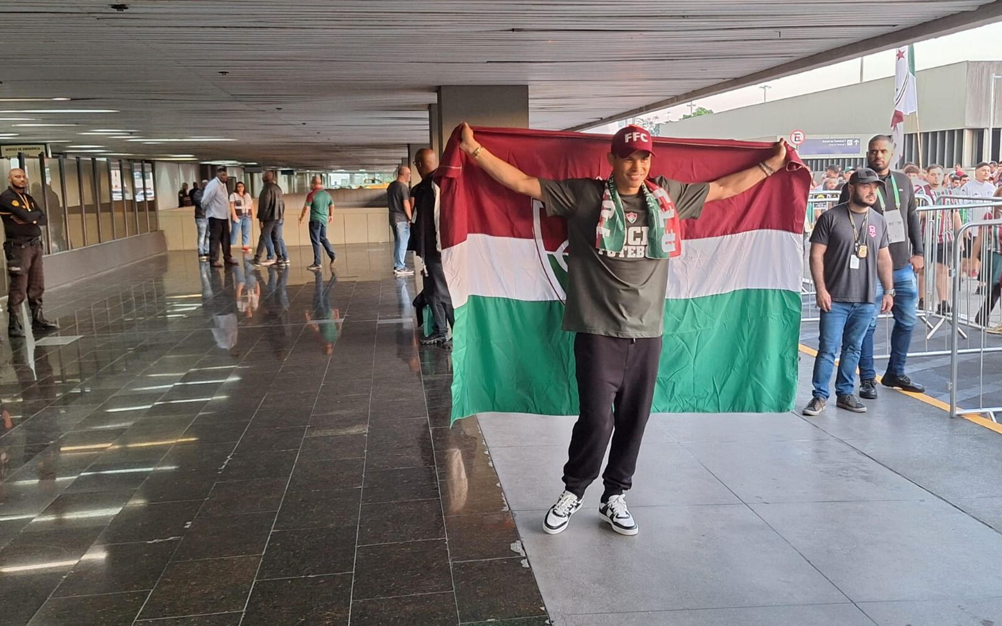 Thiago Silva chega ao Rio de Janeiro com grande festa da torcida do Fluminense