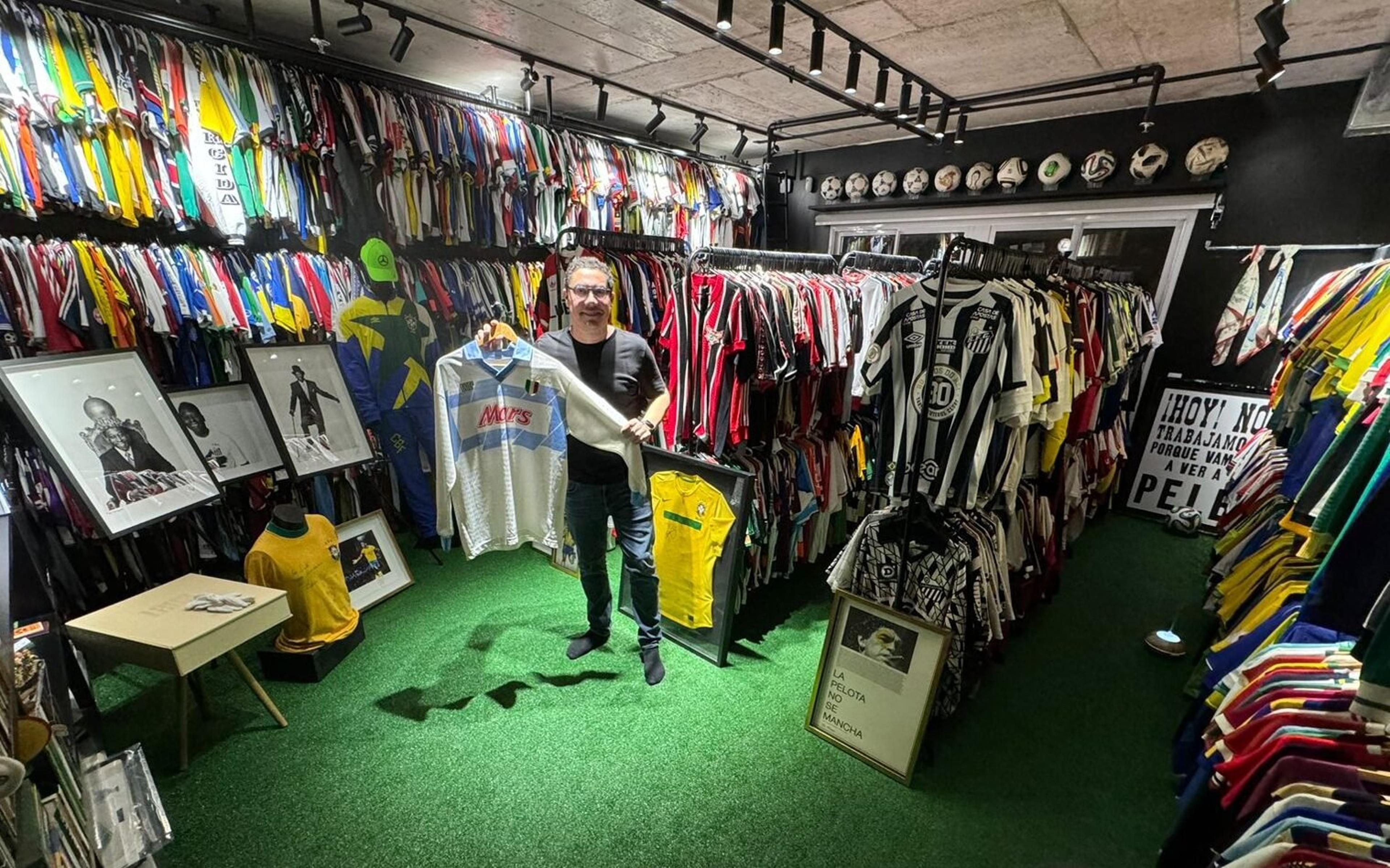 Recordista do Guinness tem camisas de até R$ 40 mil, raridades de Pelé e uniforme histórico de Cássio