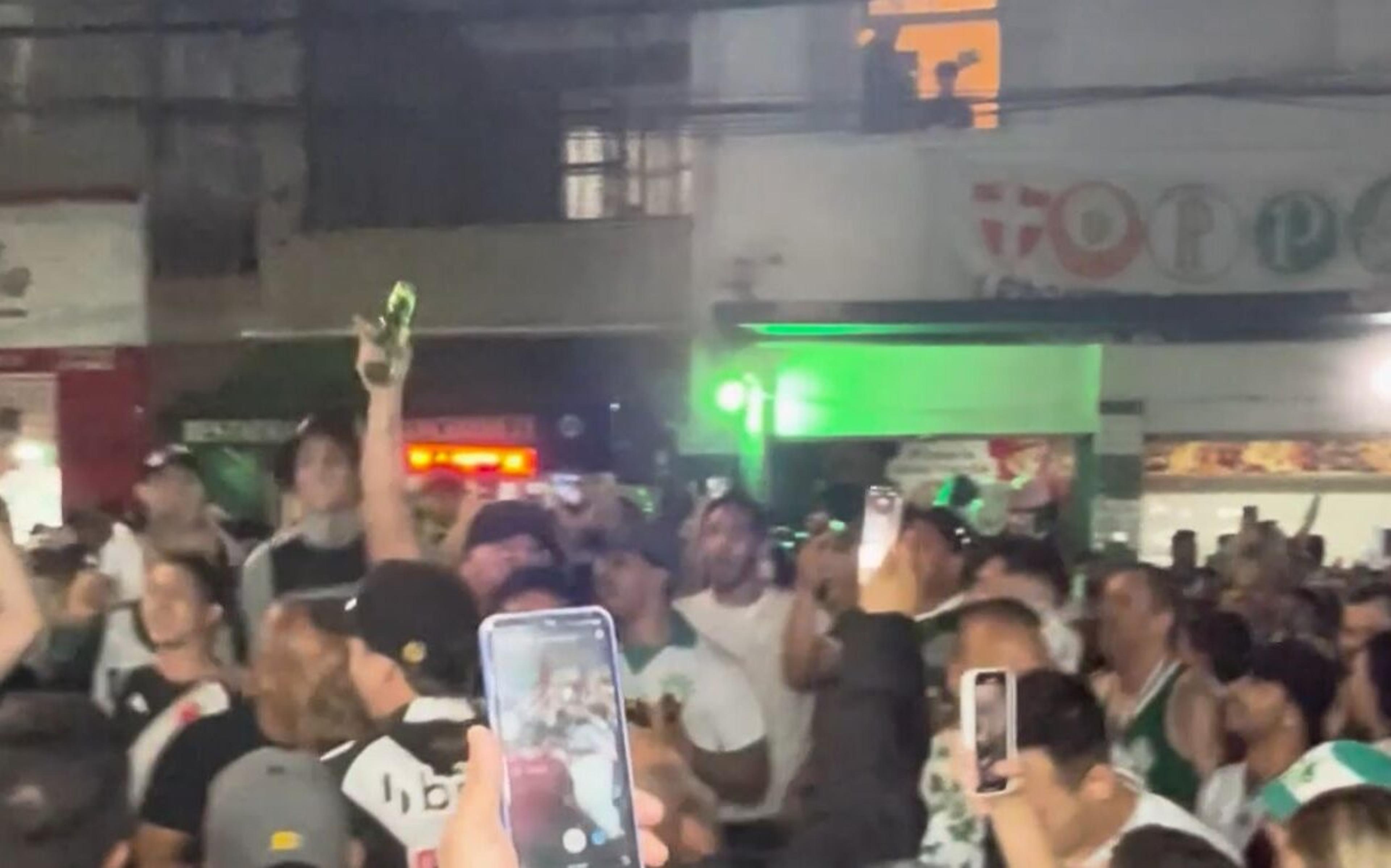 Torcedores de Palmeiras e Vasco se unem e cantam música de provocação ao Flamengo; veja