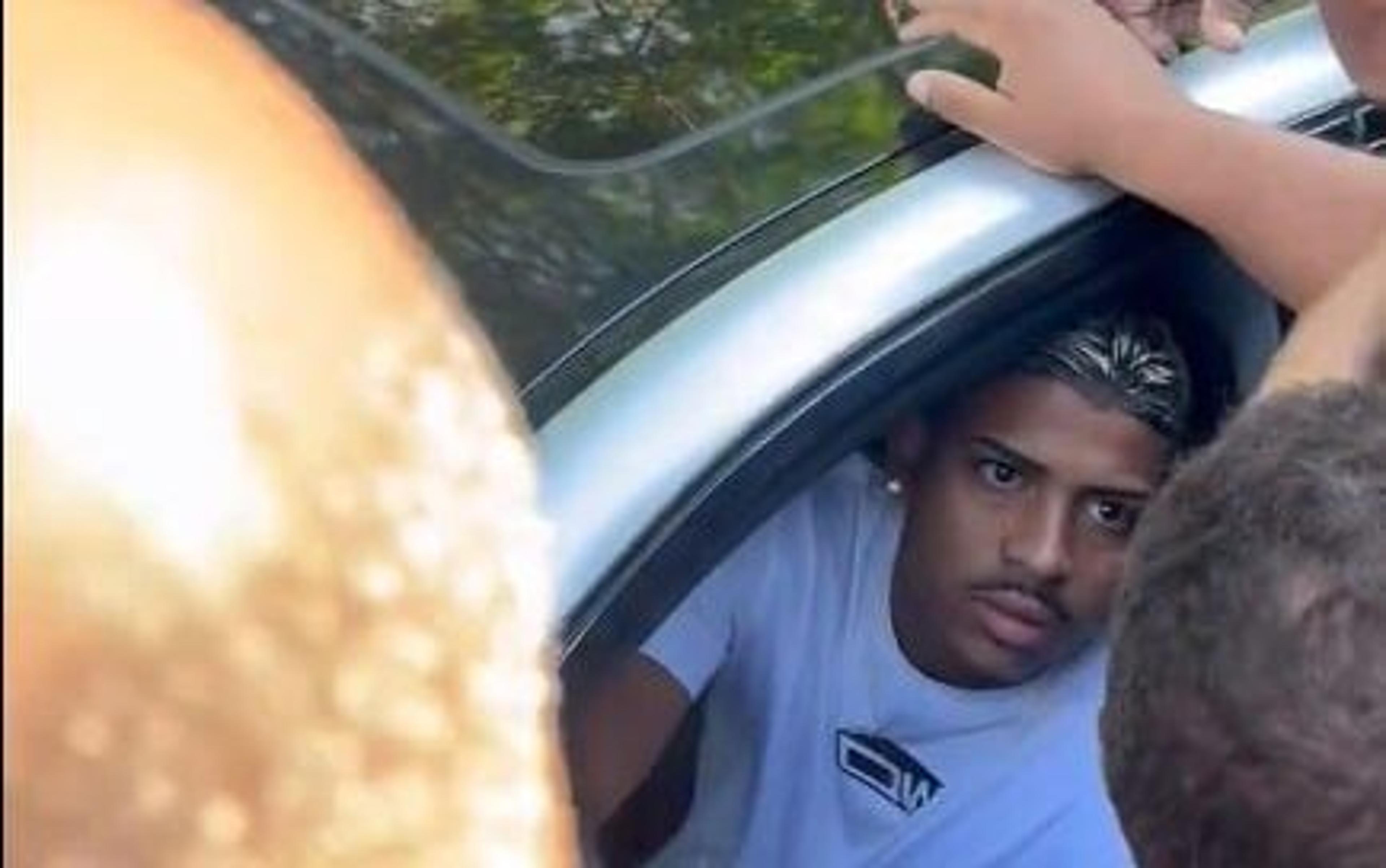 Torcida do Fluminense faz protesto no CT Carlos Castilho e cobra John Kennedy e Alexsander