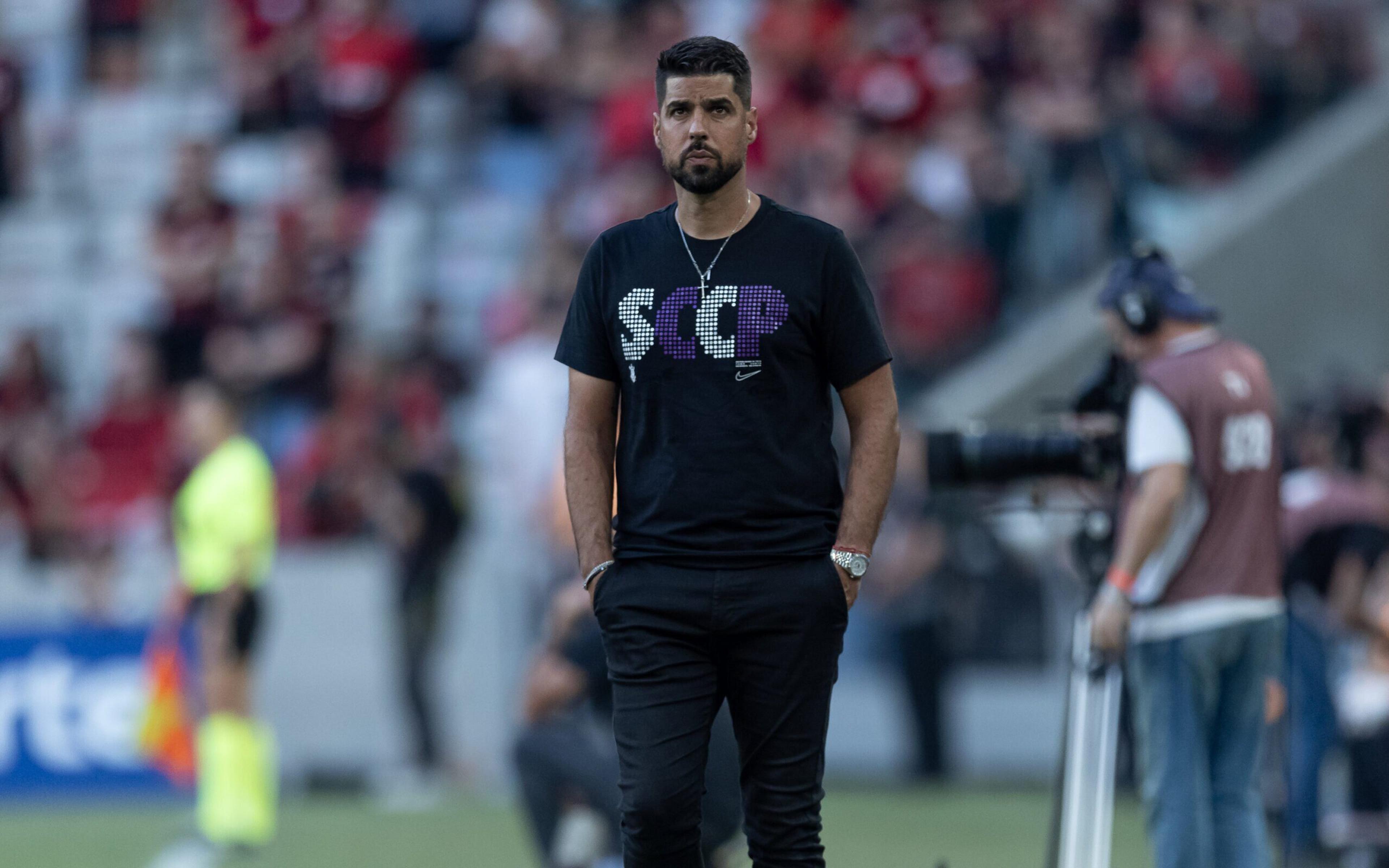 António Oliveira é direto sobre Carlos Miguel: ‘Não joga mais pelo Corinthians’