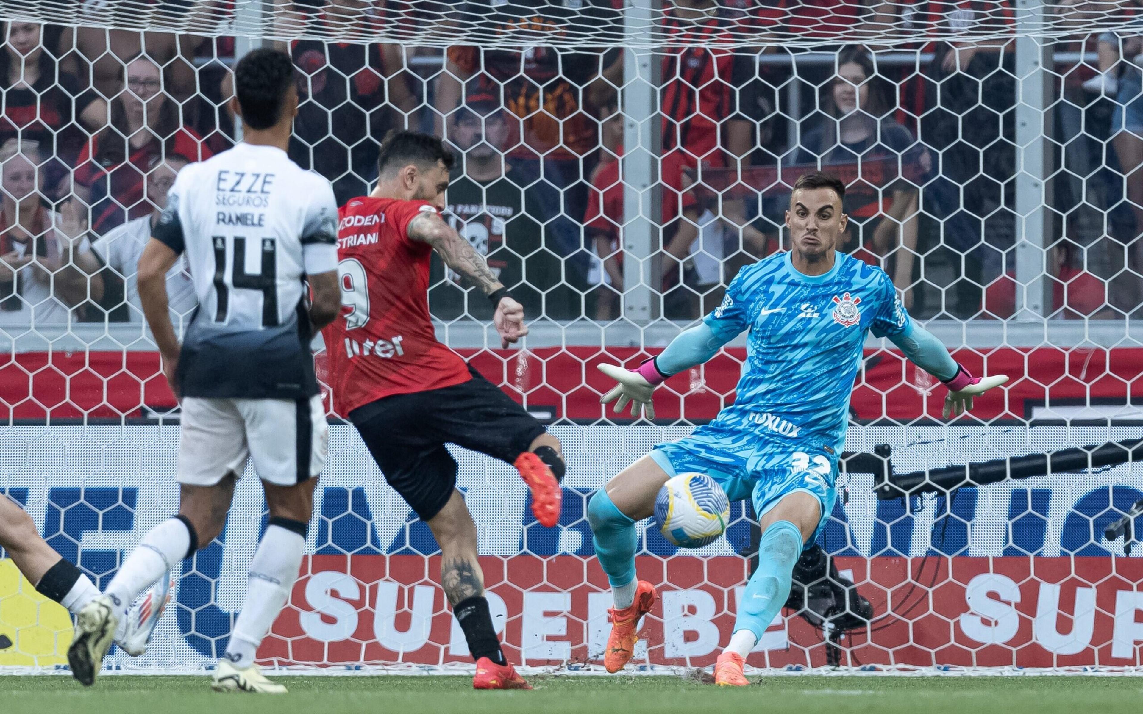 Torcedores do Corinthians lamentam ausência de titular na partida contra o Athletico