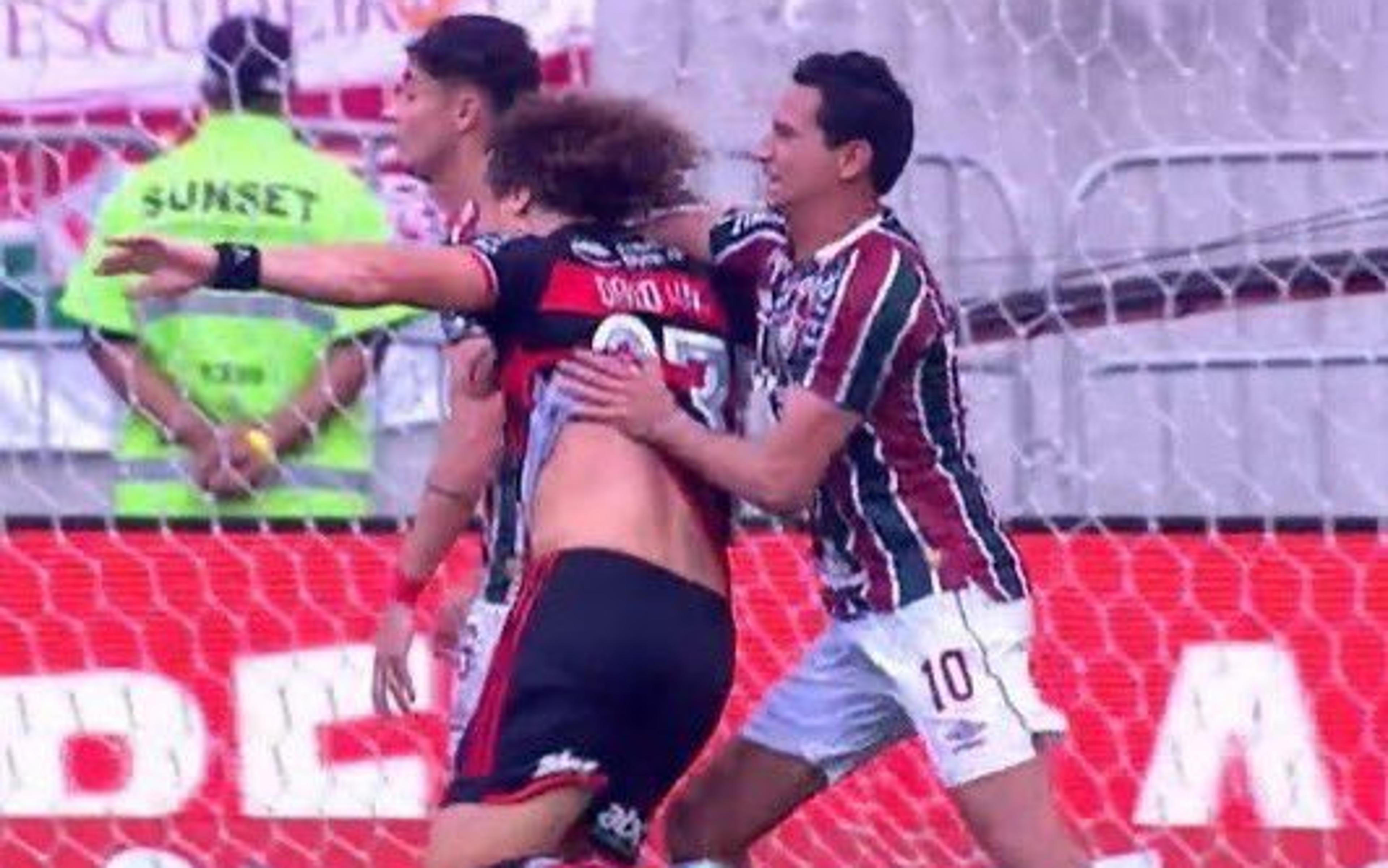 Comentaristas criticam VAR e pedem pênalti de Ganso em Flamengo x Fluminense