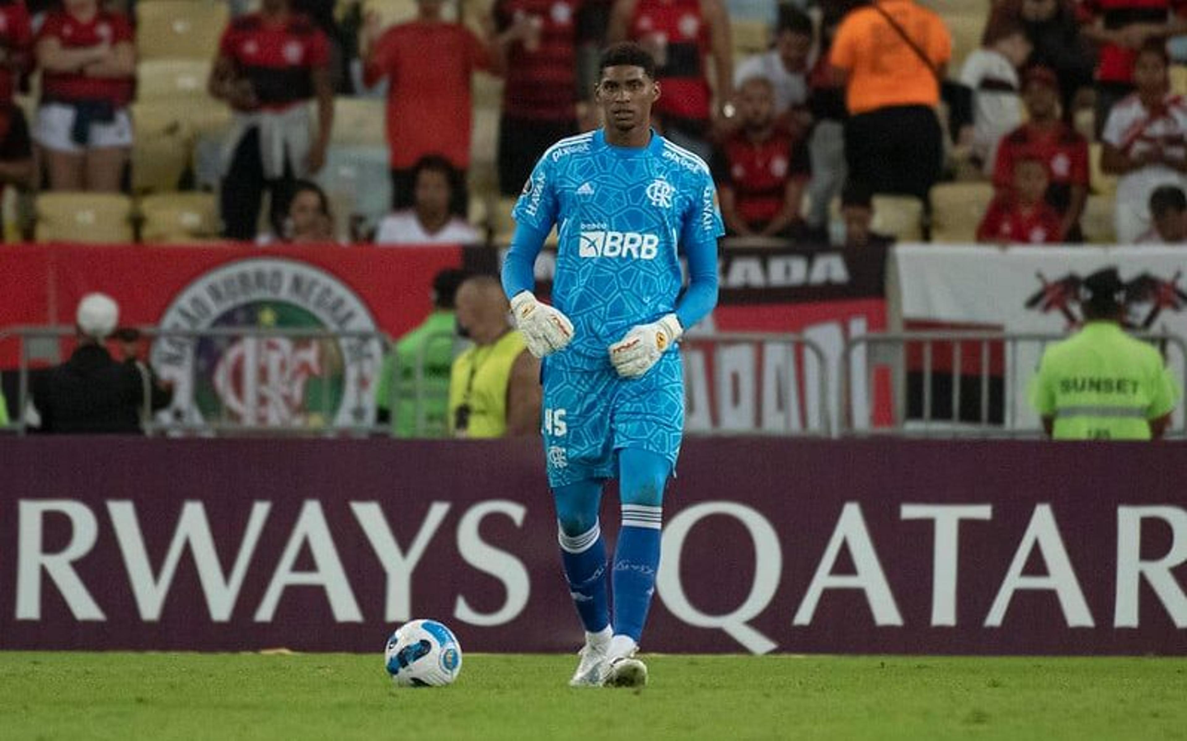 Hugo Souza, goleiro do Flamengo, é alvo de sondagem de seis clubes