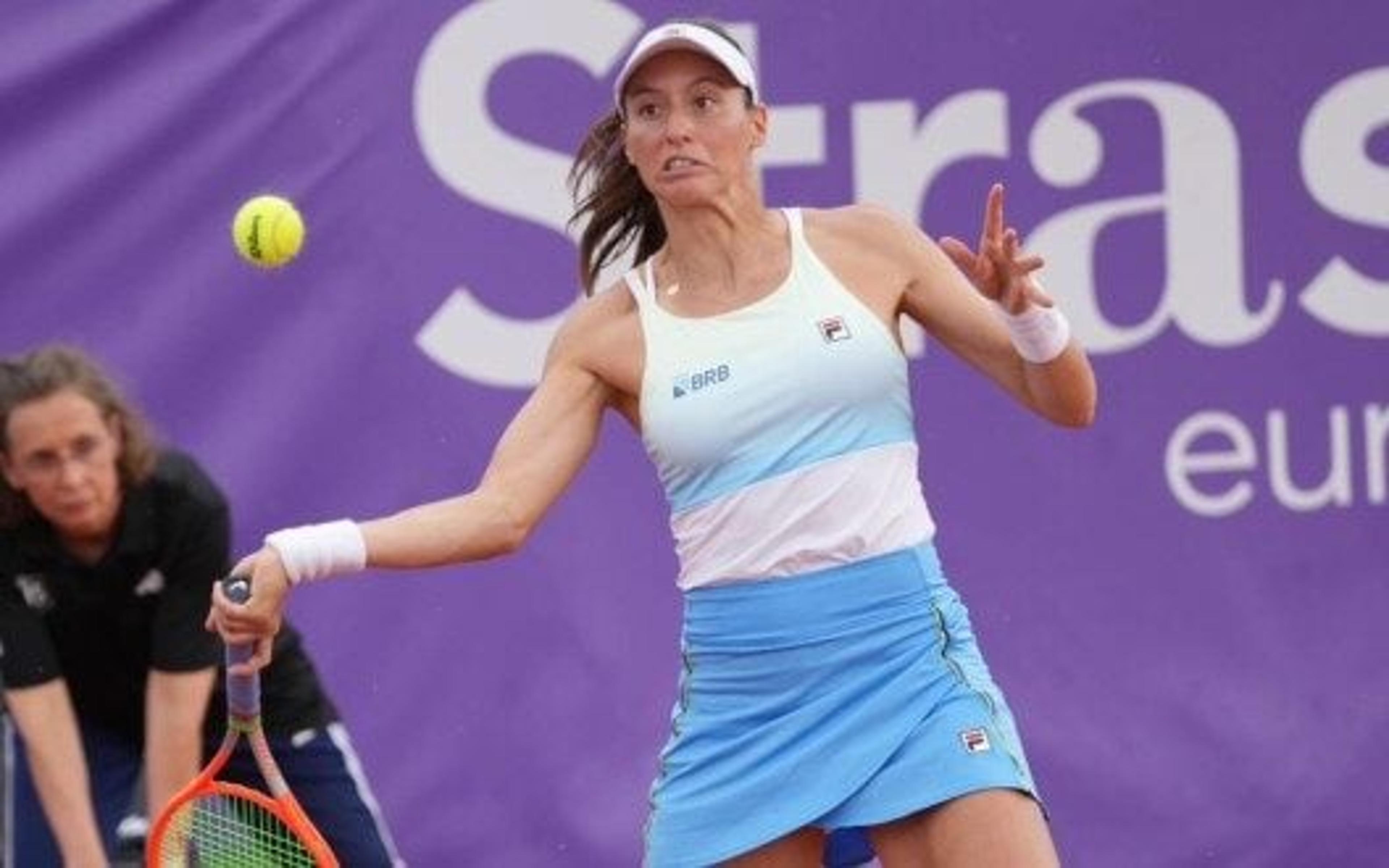 Luisa Stefani estreia com vitória no WTA de Berlim e salva o dia brasileiro na grama