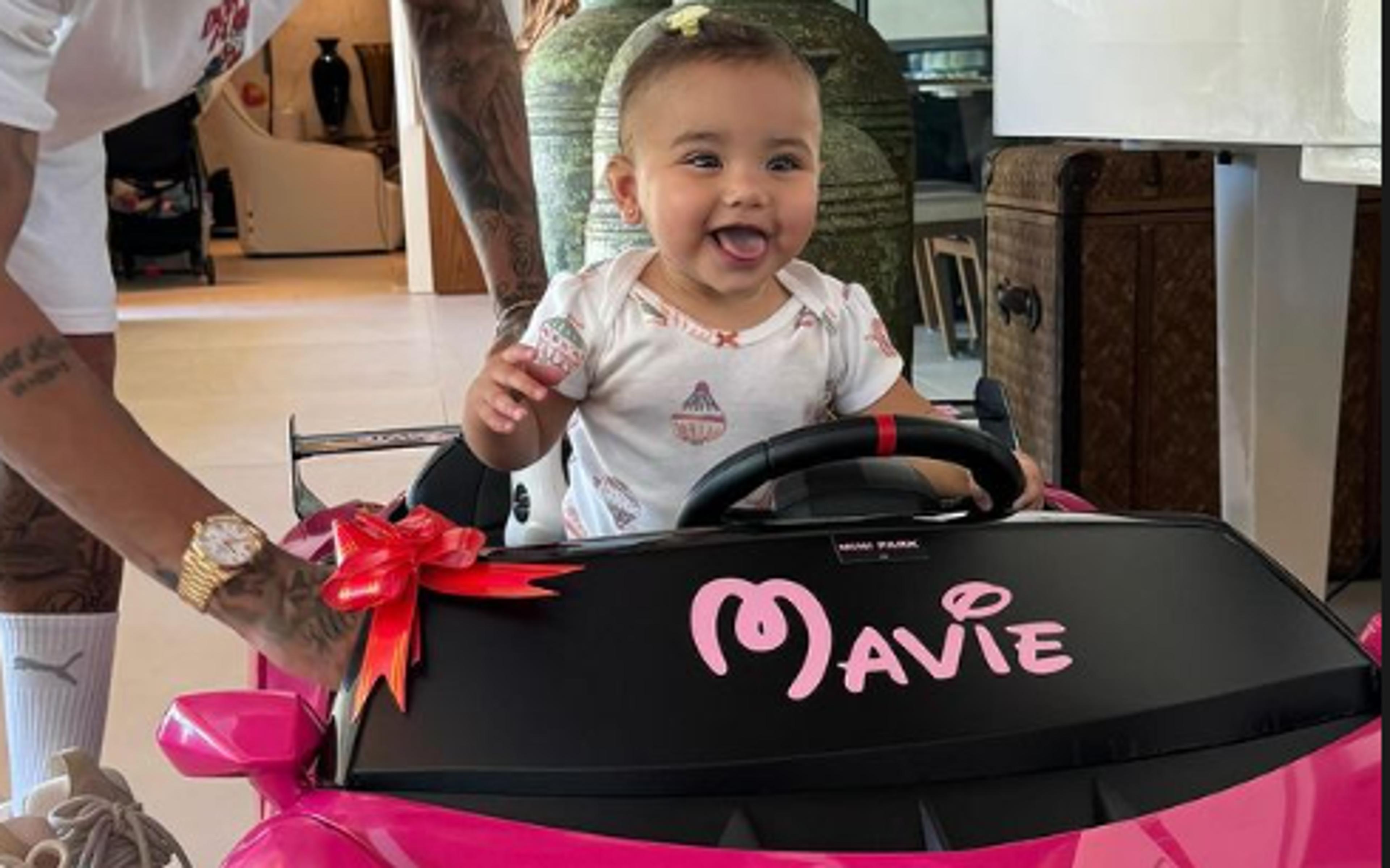 Neymar presenteia filha com mini Lamborghini; saiba o valor do brinquedo