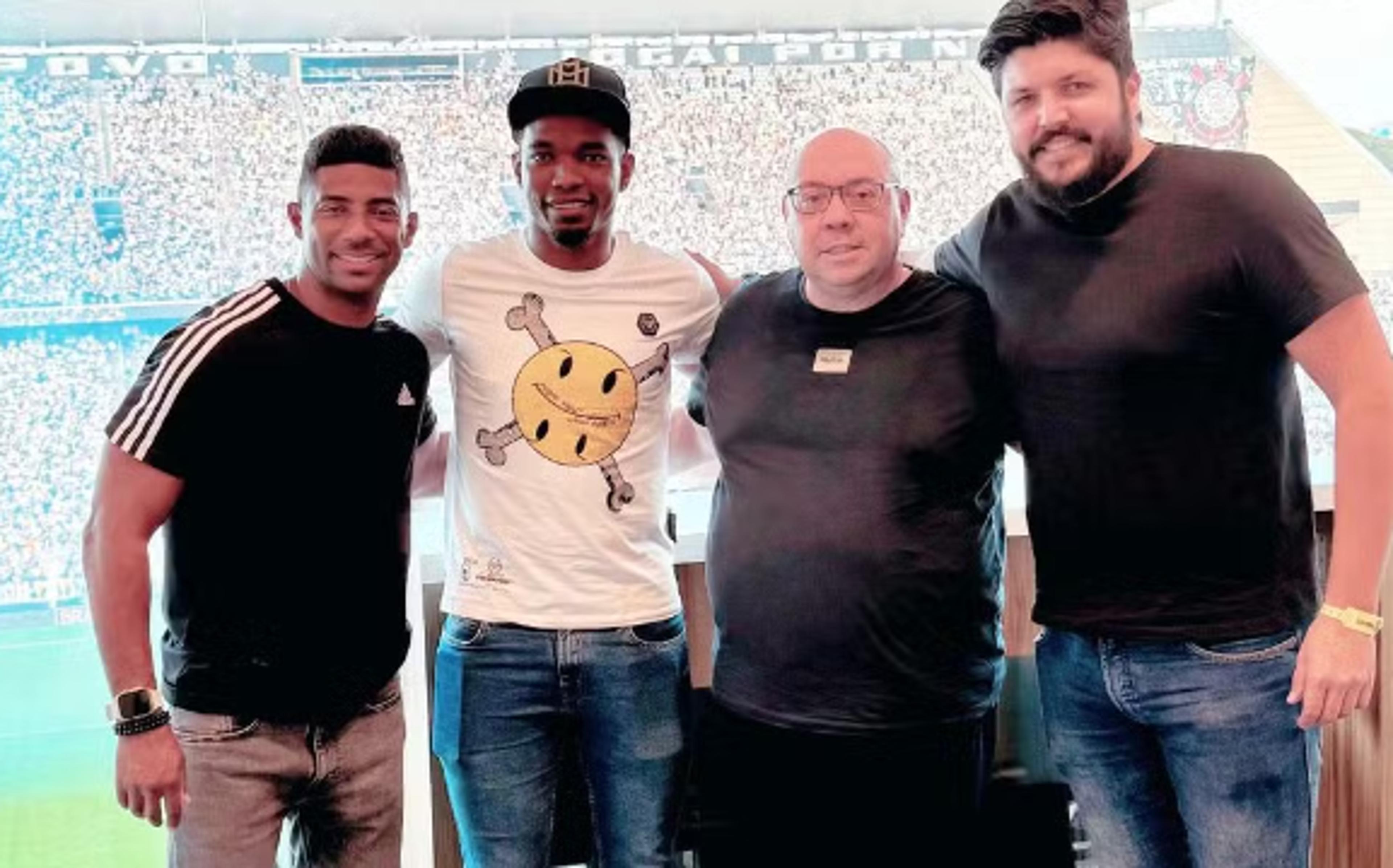 Thiago Mendes, que negocia retorno ao São Paulo, assiste ao clássico na Neo Química Arena